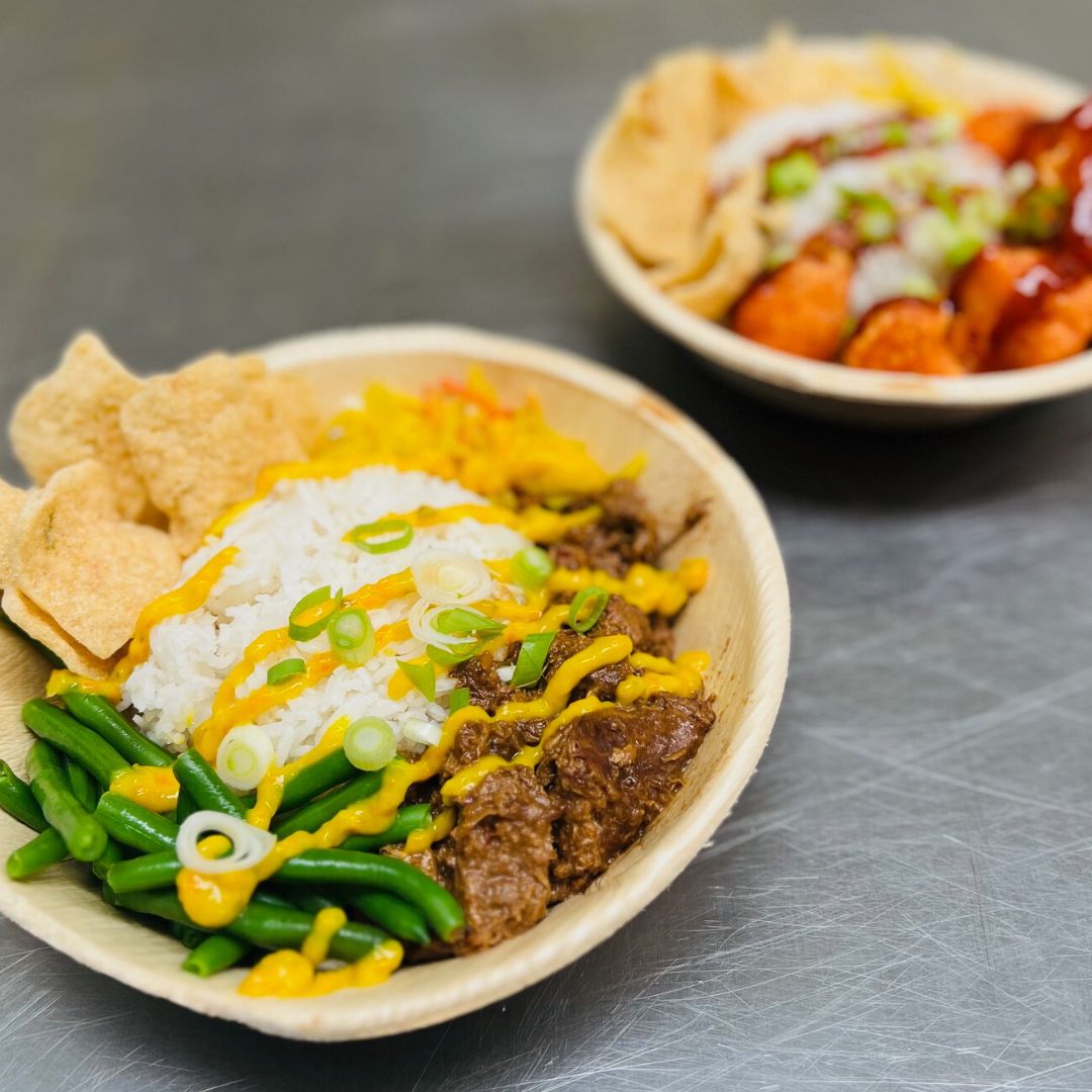 PAS OP PAASPOP! 👀
Want wij komen er aan! Wij staan voor het eerst op @paaspopfestival en we kunnen niet wachten om jullie te verwennen met onze lekkernijen! Kijk uit naar onze foodtruck Betty, en kom langs voor Rendang Jackfruit met sperziebonen, piccalilly en atjar of Sticky Cauliflower Wings met gochujang saus, bosui en zure komkommer. Beiden te krijgen als bowl met basmatirijst of in een mooie bun (groen door de toevoeging van spinazie) 💚! Liever een snack? Kies dan onze Empanada & Samosa mix!
Wij zijn er helemaal klaar voor en hopen jullie allemaal daar te zien!