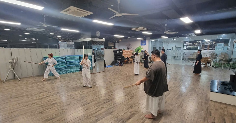 ⛩ 🥋 Budo is the path of discipline, honor, and self-mastery. In Shintō Musō-ryū, the way of the jō, precision and control transcend mere combat—it's about harmonizing mind, body, and spirit. True strength lies not in force but in wisdom, patience, and the relentless pursuit of perfection.🥋⛩
Join us at Busetsukan Dojo:
Mondays: Jodo/Iaido 20.00-21.30
Fridays: Aikido - Taijutsu 20.00-21.30
Saturdays: Aikido - Bukiwaza - Jo/Bokken 18.00-19.30
71 Nguyen Chi Thanh, Ba Dinh, Hanoi
#aikikai #martialartslife #iaijutsu #jojutsu #vietnam #hanoi #jodo #iaido #japanesemartialarts #martialarts #bushido #osensei #ueshibamorihei #ueshiba #aikidoka #aikidoaikikai #aikido #budo #badinh #poland