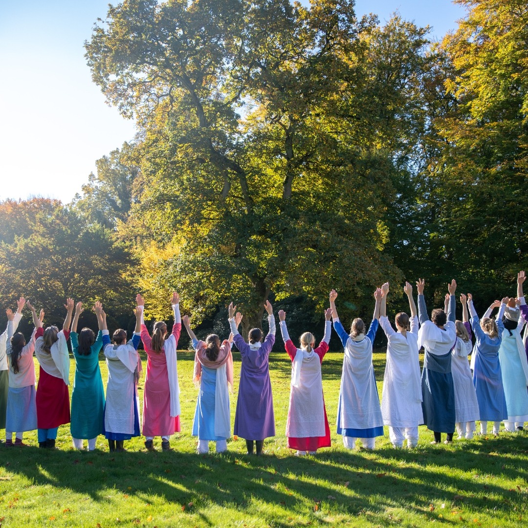 "In the early morning when we get up, we are waking up with nature. Everything is joyfully waking up. When the sun rises, when everything is rising, life must rise inside of you. Every day brings a new life. Every day you are reborn. You must experience that rebirth. Today you are rising, you are getting up and life is starting."
#divinya #newhumanity #earlymorning #WakeUpwithNature #SpiritualCommunity #naturebeauty #rebirth