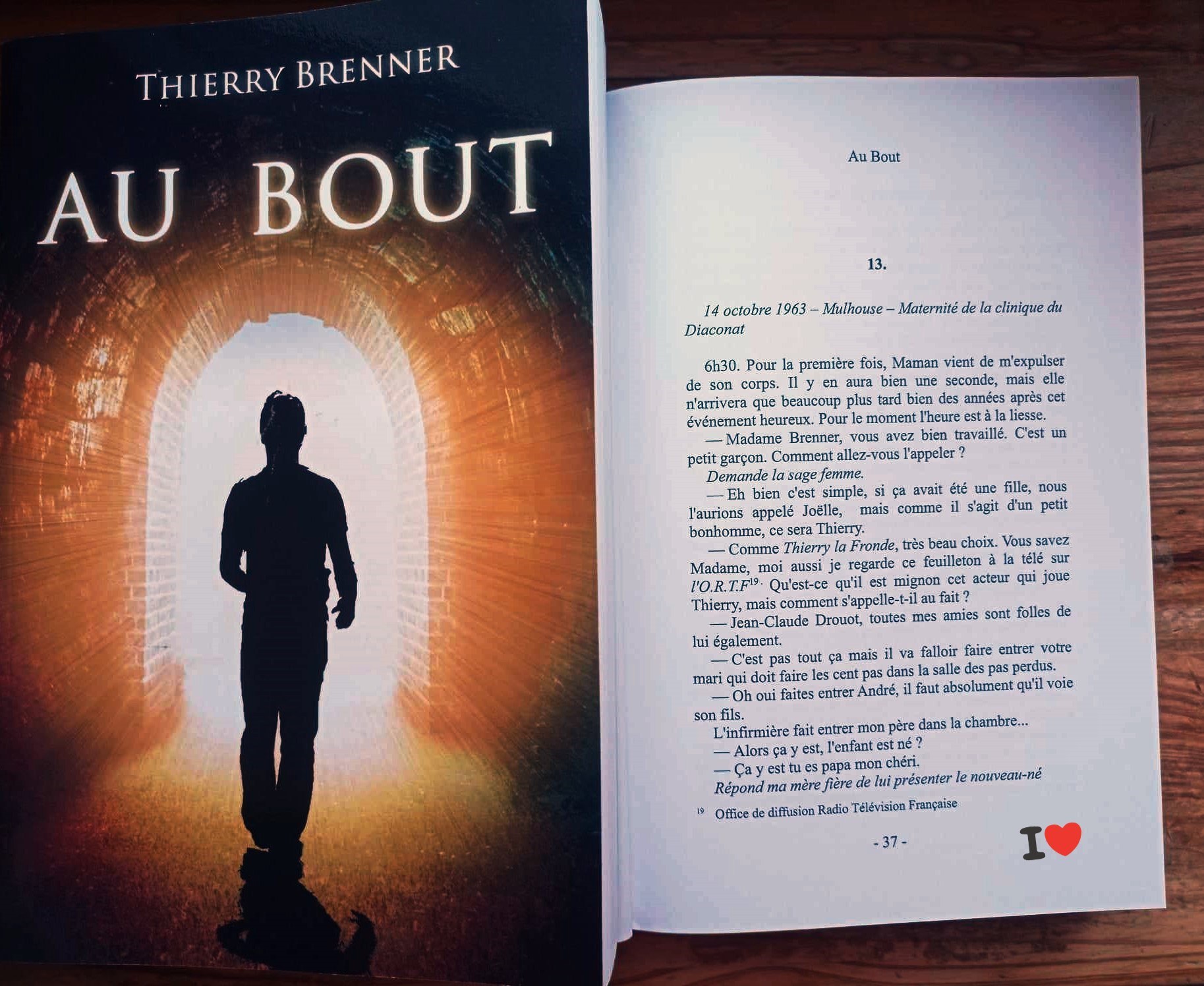 Ce qui arrive quand tu tournes une page de "Au Bout" le tome 1 de mon autobiographie . Tu en veux lire d'autres ?
#extrait #AuBout #roman #autobiograhique #tome1
Pitch - Au Bout Tome 1
Après un burn-out qui a failli le terrasser, un auteur de chansons se réveille métamorphosé. Des flashs de plus en plus précis de son passé émergent, lui révélant des pièces manquantes essentielles à sa reconstruction. Plongé dans un voyage intime à travers différentes époques de sa vie, il assiste au mariage de ses parents disparus, revit des moments clés de son existence et tente même de modifier certains événements. Mais bouleverser son passé peut-il réellement changer la perception de sa vie ? Et si ces visions étaient bien plus qu'un simple effet de sa mémoire ?
Des pouvoirs de transcommunication lui sont accordés, l'entraînant dans une quête intime et troublante. Mais il n'est pas seul dans ce voyage… Le lecteur, tout comme lui, se retrouve plongé dans ce labyrinthe de souvenirs.
Sauf que son passé ne se laisse pas faire. Les proches, y compris les disparus, s'invitent dans le récit, débattent, protestent, bousculent l'auteur… et même sa propre conscience s'en mêle, distillant réflexions piquantes et touches d'humour.
Entre quête de vérité, exploration sensorielle et réflexion sur l'identité , *Au bout * récit autobiographique immersif où réalité oblige le lecteur à avancer pas à pas aux côtés de l'auteur dans cette reconstruction fascinante aussi surprenante qu'inspirante.
