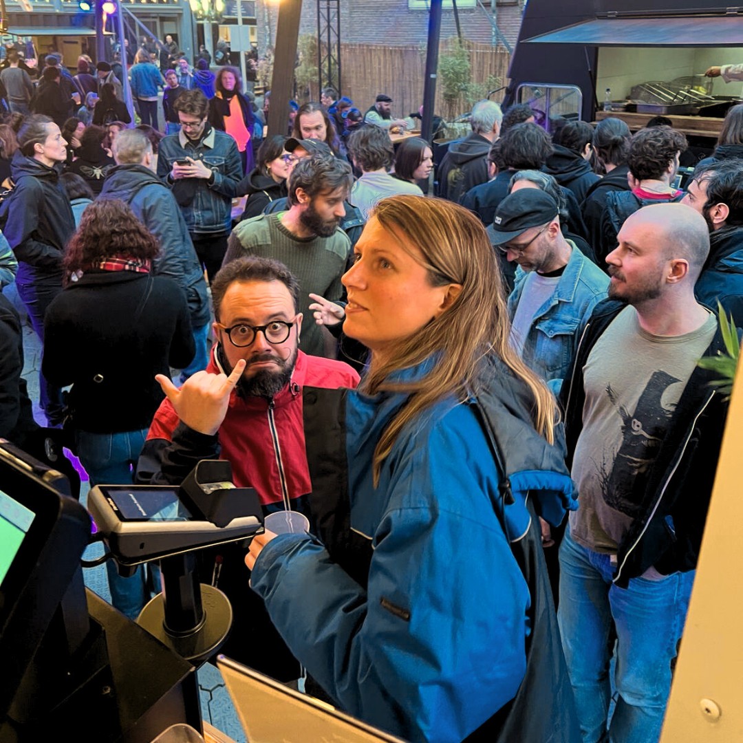 TERUG NAAR ROADBURN
Na onze geweldige ervaring vorig jaar staan we dit jaar voor de 2e keer op @roadburnfest (17-20 april) in Tilburg en we kunnen niet wachten om iedereen weer te zien!
Kom langs en probeer bijvoorbeeld onze Double XL Smash Burger de Luxe met cheeze – gegarandeerd feest! 🍔 Daarnaast natuurlijk ook onze geliefde wraps (met de beste plantaardige kebab en huisgemaakte verse falafel), de Classic Smash Burger en loempia's. De food area aan de Veemarktstraat is vrij toegankelijk, dus iedereen kan meegenieten van het lekkers. Openingstijden: do 13-0u / vr 13-01u / za 13-01u/ zo 13-23u 🙌
Tot snel! Wij hebben er zin in!