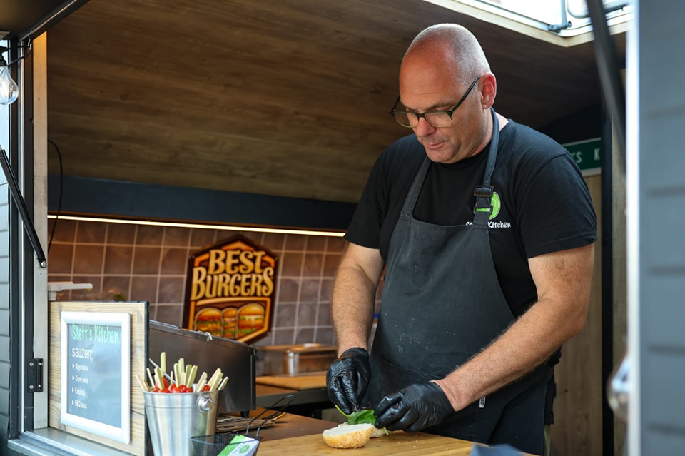 🍔 Zin in een goede burger? Of een klassiek broodje kroket of frikandel? 🌭
Je vindt onze foodtruck tijdens de Open Dag van Farm Plus op Proefboerderij Rusthoeve!
📍 Locatie: Proefboerderij "Rusthoeve"
📅 Wanneer: Woensdag 18 juni
🕥 Tijd: Van 10.30 tot 19.00 uur
Wij staan de hele dag voor je klaar met:
🔥 Sappige hamburgers van de grill
🥖 Lekkere broodjes kroket
🌭 Klassieke broodjes frikandel
Kom langs voor een smakelijke pauze tijdens een dag vol beleving en boerderijplezier. Tot dan!
❇️Foto gemaakt door @rkfotografie6010