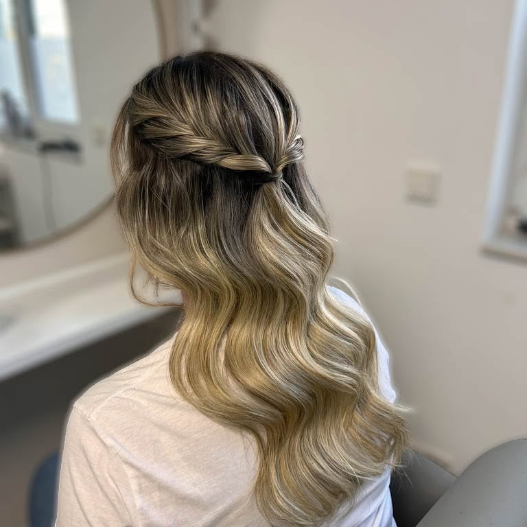 🌸 Natürlich schön am schönsten Tag 🌸
Du träumst von einem eleganten, aber entspannten Brautlook? Dann sind Soft Waves genau das Richtige für dich! Dieser Trend vereint natürliche Schönheit mit einem Hauch Romantik – perfekt für Bräute, die sich am Hochzeitstag einfach wie sie selbst fühlen möchten.
Die weichen Wellen umrahmen sanft dein Gesicht, wirken feminin und leicht verspielt – ob mit Schleier, Haarschmuck oder ganz pur. Ein Look, der nicht nur auf Fotos bezaubert, sondern auch den ganzen Tag über hält.
💡 Ideal für Freie Trauungen, Gartenhochzeiten und moderne Standesamt-Looks.
#Brautfrisur2025 #SoftWavesFürBräute #NatürlichSchönHeiraten #WeddingHairInspo #ModernBride #standesamtlook