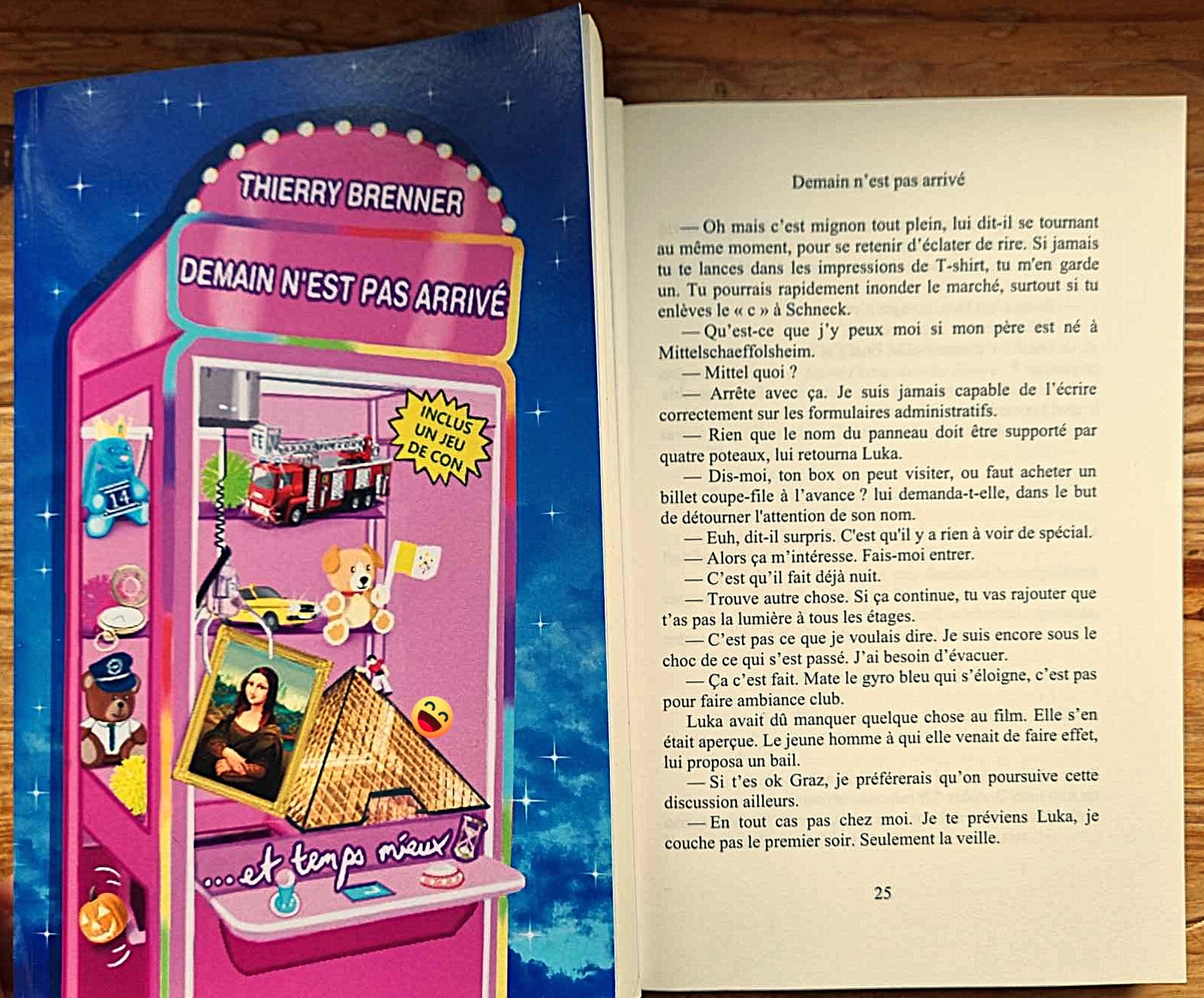 Ce qui se passe quand tu tournes une page de mes romans. Tu en veux d'autres ?
#extrait #roman #demainnestpasarrivé #deepcomedy thierrybrenner.com
Le pitch
Thierry Brenner, écrivain à l'humour mordant, voit son quotidien basculer lorsque Manon Pommeraye, héroïne d’un de ses précédents romans « Elle est Lui » l'entraîne malgré lui dans une aventure improbable au travers le temps. Résultat : il se retrouve contraint de jongler entre poursuivre son manuscrit et mener avec elle une enquête aussi palpitante que risible. Entre un célèbre tableau changeant de forme, une mystérieuse New-Yorkaise, une élection papale et Mona Lisa, il devra se frayer un chemin dans un labyrinthe de mystères. Problème, l’homme de plume est maladroit, inadapté, inquiet, peureux, et atteint de crétinisme avancé. Et encore ce ne sont là que ses qualités. Il peine à suivre le rythme effréné imposé par la jeune femme. Mais peut-on refuser une aventure qu'on n'a pas encore écrite ? Et surtout, Demain arrivera-t’il vraiment ?