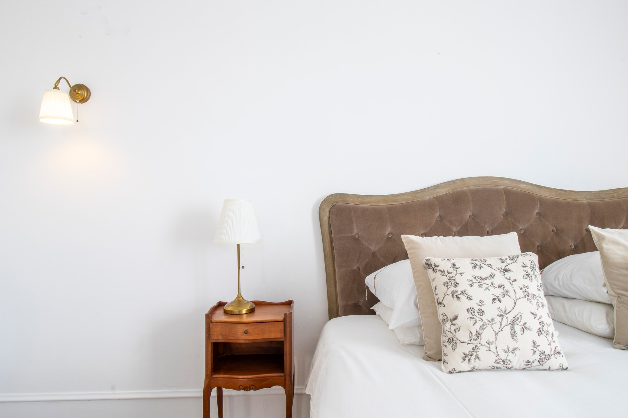 Élégance, calme et confort.
Un cadre raffiné pour vos nuits au Domaine de Bonaveau.
Chaque chambre a été pensée pour offrir sérénité et douceur.