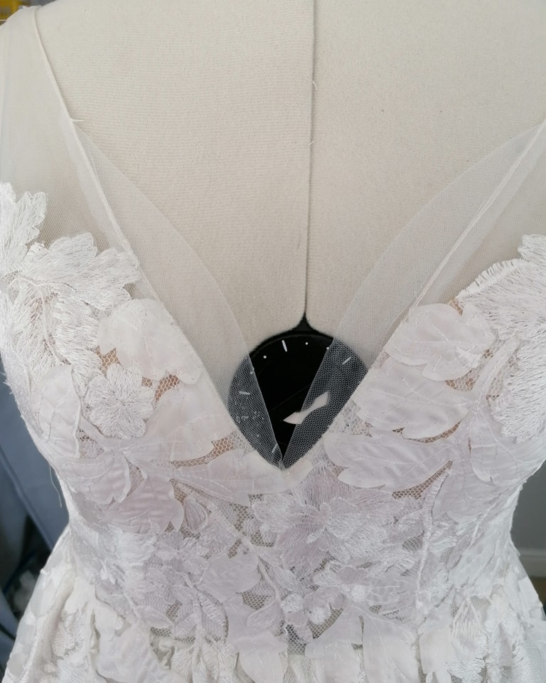 This lady wanted more coverage on her bust without losing the depth of the v so tulle was added to the neckline then using lace harvested from the hem her bodice was built up. Et voila, the finished result! 💞
#weddingseason #bride #bridetobe #burton #alterations #2025bride #brides #clothingalterations #wed2be #derbyshire #2025bridetobe #wed4less #wed4less #swadlincote #dressmaker #bridalseamstress #swadlincoteweddings #weddingdress #weddings #bridalalterations #sewing