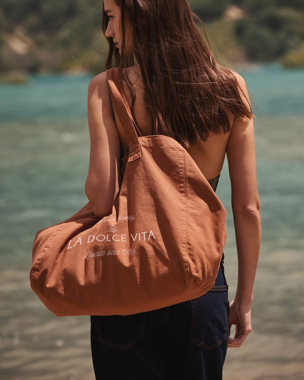 ☀️ Coup de cœur de l’été : le cabas SUZIE 👜
Grand, stylé, personnalisable… il coche toutes les cases pour vous suivre partout !
💛 Format XXL pour tout emporter : plage, week-end ou virée shopping
💛 Personnalisable à souhait : prénom, mot doux, mantra… c’est vous qui décidez !
💛 Poche intérieure pour vos essentiels (bye bye la fouille dans le sac 👋)
💛 Coton délavé ultra tendance et bouton pression doré : le détail chic qu’on adore ✨
Bref, c’est LE cabas qui a tout bon 💥
👉 À shopper pour vous (ou à offrir) sans tarder !
#LuzetNina #sacdeplage #SummerVibes #EspritVacances #BeachBag #vacancesenfamille #MustHave #sacdeplagepersonnalisé #creatricetoulousaine #toulouseluzetnina