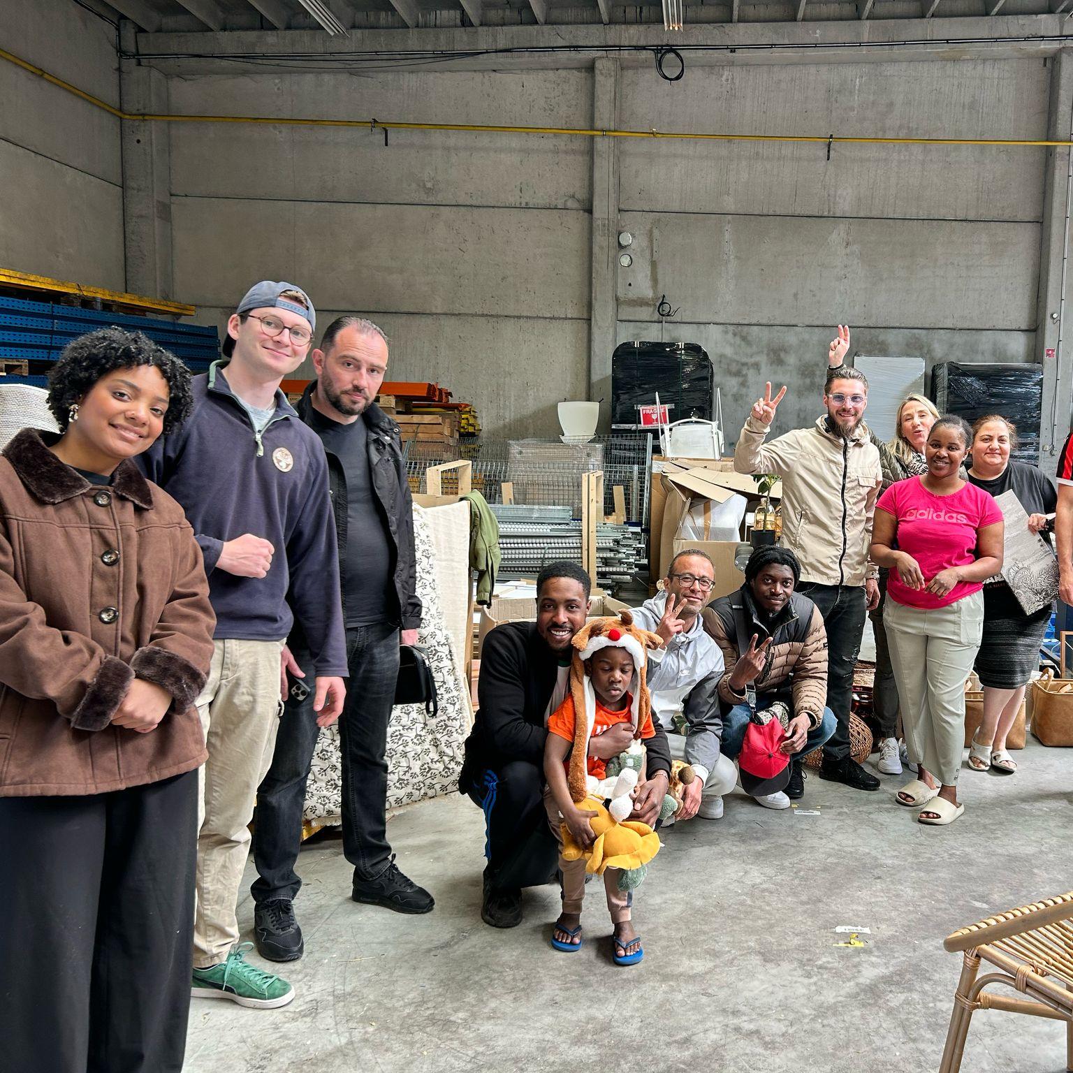 Quand les dons d'entreprises créent de belles histoires 💙
Pascal avait élu domicile sur un banc le long du canal.
Et puis un jour, la bonne nouvelle tombe : il a trouvé un studio !
Il n'a qu'une hâte, s'installer dans un vrai chez-lui. Alors tout s'enchaîne : il faut trouver des meubles, prévoir le déménagement...
D'un autre côté, Hobbynote, des meubles, ils en avaient à revendre, et de la générosité aussi. Des meubles qui sortent du circuit de vente et qui aspirent à trouver une seconde vie.
Des gens comme les autres. Un besoin de sens, de liens.
C'est ce qui s'est passé lors de la Boutique du Vestiaire Solidaire.
Hobbynote nous a donné des meubles, Pascal est venu les chercher. Et grâce à tout ce circuit, des liens invisibles mais puissants se sont créés entre les gens.
Pascal a pu meubler son studio, et déménage aujourd'hui dans son nouveau chez-lui 🏡
Les gens de Hobbynote ont eu leur cœur comblé, et encore plus envie de continuer.
"C’est une histoire qui donne tout son sens à notre engagement commun, et je suis sincèrement ému de voir à quel point la solidarité et la générosité peuvent changer des vies concrètement. Et oui, c’est exactement pour ce type de projet qu’on a envie de s’investir, de faire bouger les lignes, même quand les livraisons ou les stocks nous donnent du fil à retordre ."
Des gens comme Pascal, il y en a tout plein qui ont besoin de dons comme lui.
Des entreprises comme Hobbynote, il y en a des centaines à s'engager à nos côtés sur le territoire 💚
Le vestiaire solidaire, c'est bien plus que donner une seconde vie aux vêtements et au mobilier. C'est créer un lien unique entre des personnes qui ne se croisent pas, mais ont tellement en commun.
Si tu es une entreprise qui a des dons à offrir, contacte-nous.
Si tu es un bénévole au grand cœur, contacte-nous.
Si tu veux participer de près ou de loin à ces liens invisibles, contacte-nous.
On a plein de choses à faire ensemble.
https://www.lesouffledunord.com/vestiaire-solidaire