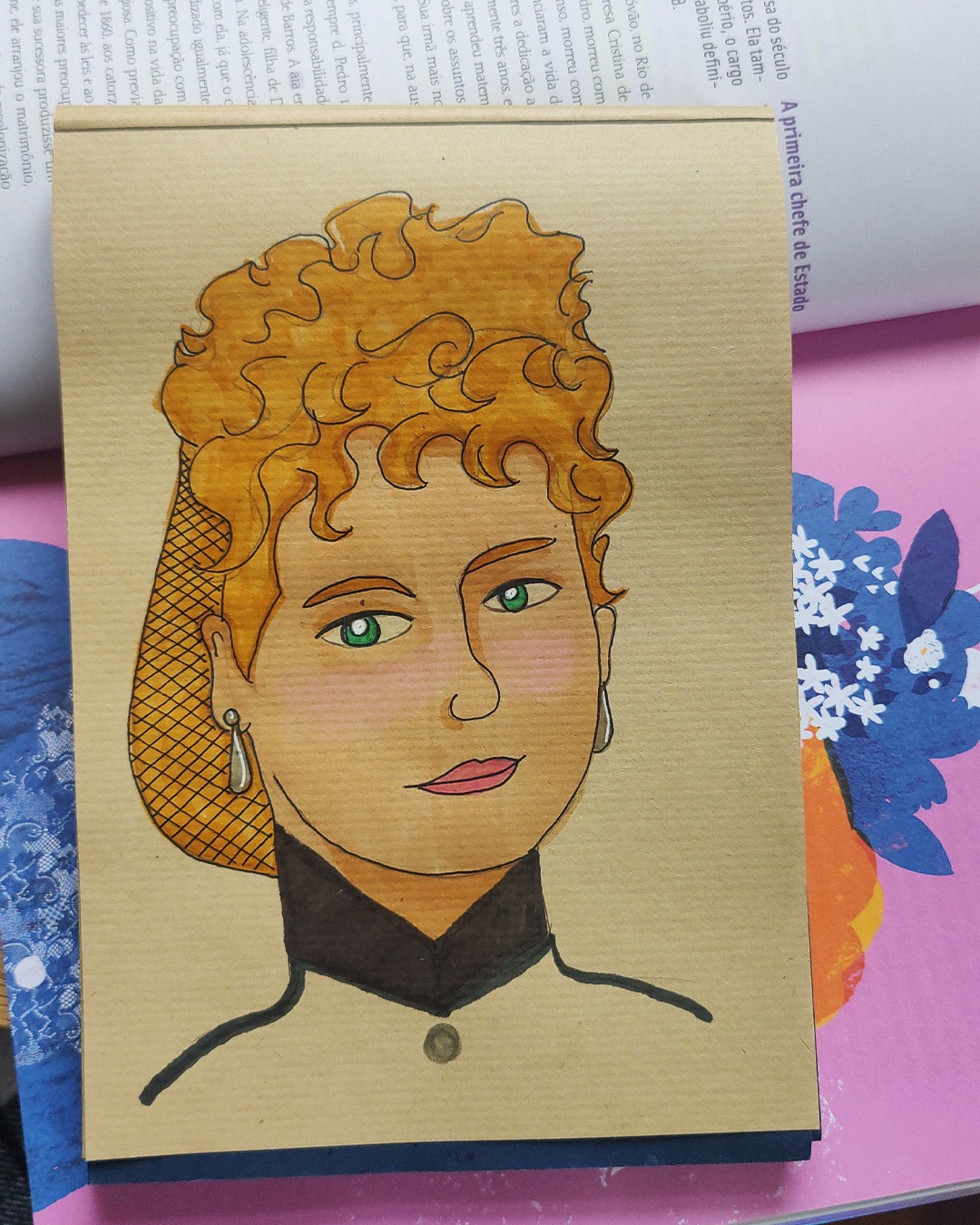 Em vez de se dedicar às "prendas domésticas", a Princesa Isabel, do século XIX, recebeu a mesma educação destinada aos meninos. Ela foi a primeira mulher a exercer a regência do império e assinou a lei que aboliu definitivamente a escravatura no Brasil, em 13 de maio de 1888.
Após perder seus dois irmãos homens, Isabel tornou-se a única herdeira do trono. Educada para comandar, ela dedicava até 10 horas por dia aos seus estudos. Com seus pais frequentemente ausentes, a responsabilidade ficava com a condessa do Barral, Luíza de Barros, que desempenhou um papel fundamental na formação de Isabel, sendo uma mulher emancipada, inteligente e filha de um grande abolicionista.
Durante sua primeira regência, Isabel assinou a Lei do Ventre Livre, garantindo que os negros que nascessem no país não fossem escravizados. E, ao assinar a Lei Áurea em 1888, ela fez história, mesmo sabendo que isso resultaria no exílio de sua família. Isabel viveu na França até os 75 anos, mas seu legado de coragem e justiça perdura.
Apesar das consequências de sua decisão, ela fez o que era certo, lutando pela liberdade e dignidade de todos. Que sua história nos inspire a sempre defender o que é justo, independentemente dos desafios!
#PrincesaIsabel #Aboliçãodaescravatura #13demaio #Coragem #Justiça #História #galeriaextraordinária