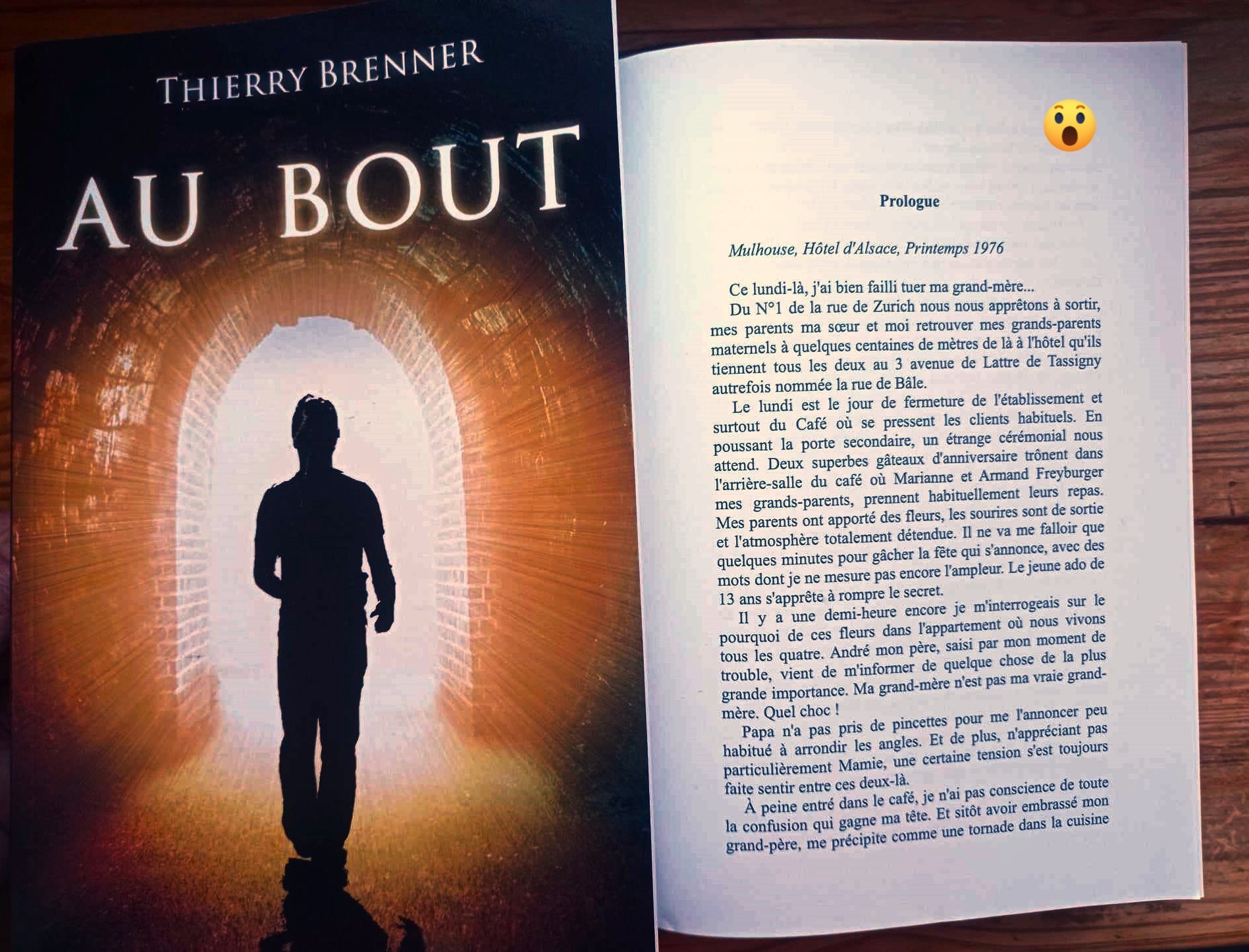 Ce qui arrive quand tu tournes une page de "Au Bout" le tome 1 de mon autobiographie . Tu en veux lire d'autres ?
#extrait #AuBout #roman #autobiograhique #tome1
Le pitch
Après un burn-out qui a failli le terrasser, un auteur de chansons se réveille métamorphosé. Des flashs de plus en plus précis de son passé émergent, lui révélant des pièces manquantes essentielles à sa reconstruction. Plongé dans un voyage intime à travers différentes époques de sa vie, il assiste au mariage de ses parents disparus, revit des moments clés de son existence et tente même de modifier certains événements. Mais bouleverser son passé peut-il réellement changer la perception de sa vie ? Et si ces visions étaient bien plus qu'un simple effet de sa mémoire ?
Des pouvoirs de transcommunication lui sont accordés, l'entraînant dans une quête intime et troublante. Mais il n'est pas seul dans ce voyage… Le lecteur, tout comme lui, se retrouve plongé dans ce labyrinthe de souvenirs.
Sauf que son passé ne se laisse pas faire. Les proches, y compris les disparus, s'invitent dans le récit, débattent, protestent, bousculent l'auteur… et même sa propre conscience s'en mêle, distillant réflexions piquantes et touches d'humour.
Entre quête de vérité, exploration sensorielle et réflexion sur l'identité , *Au bout * récit autobiographique immersif où réalité oblige le lecteur à avancer pas à pas aux côtés de l'auteur dans cette reconstruction fascinante aussi surprenante qu'inspirante.