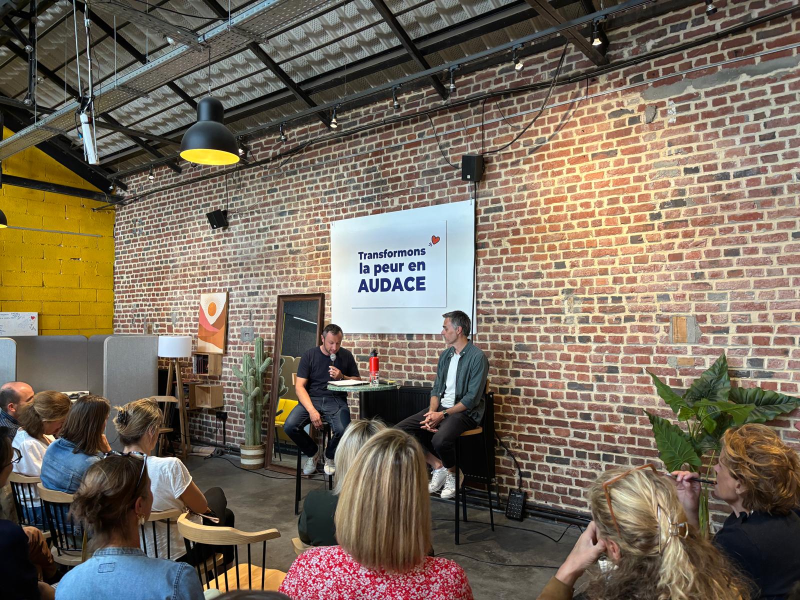 𝗘𝗧 𝗦𝗜 𝗢𝗡 𝗢𝗦𝗔𝗜𝗧 (𝗥𝗘)𝗖𝗢𝗡𝗡𝗘𝗖𝗧𝗘𝗥 ?
On vit une époque où tout va vite, où l’info nous inonde, où le monde semble parfois marcher sur la tête. Et si, au lieu de subir, on décidait d’agir ?
Avec Julien Devaureix, créateur du podcast Sismique, on a exploré le sujet : 𝗧𝗿𝗮𝗻𝘀𝗳𝗼𝗿𝗺𝗼𝗻𝘀 𝗹𝗮 𝗽𝗲𝘂𝗿 𝗲𝗻 𝗮𝘂𝗱𝗮𝗰𝗲.
🎭 Les règles du jeu… et du "je" : Il y a les règles du monde, mais il y a aussi les règles qu’on s’impose à soi-même. À quel jeu acceptons-nous de jouer ? Quels sont nos moteurs ? Quels choix faisons-nous, consciemment ou non, dans cette grande partie qu'est la vie ?
📴 Grande déconnexion, vraie reconnexion : Dans un monde ultra-connecté, ironiquement, on se perd parfois. Reprendre du souffle, s’ancrer à la nature, retrouver la richesse des échanges humains, les vrais…
🧐 S’informer sans s’éteindre : L’actualité est souvent anxiogène, mais s’en détourner complètement, c’est renoncer à comprendre. Trouvons l’audace de chercher l’info qui éclaire plutôt que celle qui écrase.
👓 Changer de lunettes : Élargir son horizon, explorer les visions des autres, c'est enrichir la nôtre et mieux naviguer dans l’incertitude.
Bref, un échange qui nous a secoués, fait réfléchir, et surtout donné l’envie de bouger.
🚀 Ton prochain acte audacieux, c’est quoi ?