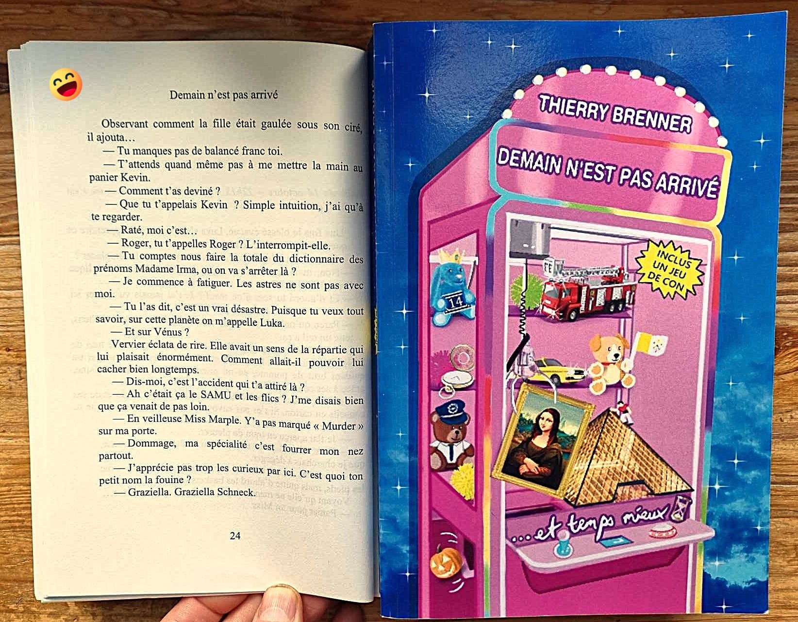 Ce qui se passe quand tu tournes une page de mes romans. Tu en veux d'autres ?
#extrait #roman #demainnestpasarrivé #deepcomedy thierrybrenner.com
Le pitch
Thierry Brenner, écrivain à l'humour mordant, voit son quotidien basculer lorsque Manon Pommeraye, héroïne d’un de ses précédents romans « Elle est Lui » l'entraîne malgré lui dans une aventure improbable au travers le temps. Résultat : il se retrouve contraint de jongler entre poursuivre son manuscrit et mener avec elle une enquête aussi palpitante que risible. Entre un célèbre tableau changeant de forme, une mystérieuse New-Yorkaise, une élection papale et Mona Lisa, il devra se frayer un chemin dans un labyrinthe de mystères. Problème, l’homme de plume est maladroit, inadapté, inquiet, peureux, et atteint de crétinisme avancé. Et encore ce ne sont là que ses qualités. Il peine à suivre le rythme effréné imposé par la jeune femme. Mais peut-on refuser une aventure qu'on n'a pas encore écrite ? Et surtout, Demain arrivera-t’il vraiment ?