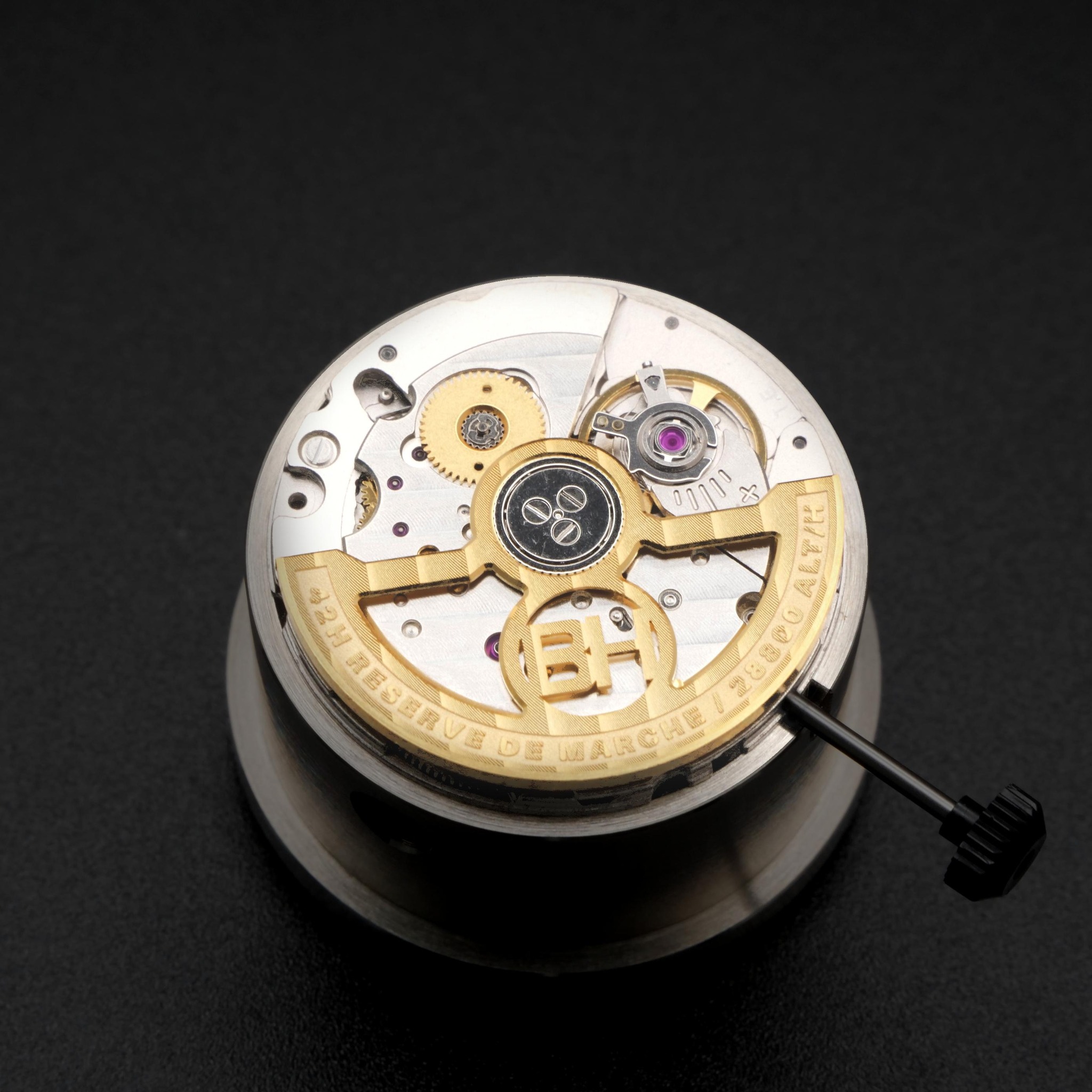 Le meilleur de la mécanique japonaise, maîtrisé à la française 🇫🇷
Au cœur de chaque Urban 39 bat un calibre premium de la manufacture Miyota. Réglé avec minutie dans l'atelier au Mans, chaque mouvement est ajusté pour atteindre une précision équivalente aux standards du COSC.
🔎 Disque date 6h assorti au cadran, masse oscillante exclusive gravée BegHof : un soin du détail à chaque étape.
⚙️ 28 800 alternances par heure, 42h de réserve de marche... Des performances qui rivalisent avec les plus grands mouvements.
#BegHof #Horlogerie #CalibreMiyota #MontreAutomatique #Passion #Urban39 #QualitéFrançaise