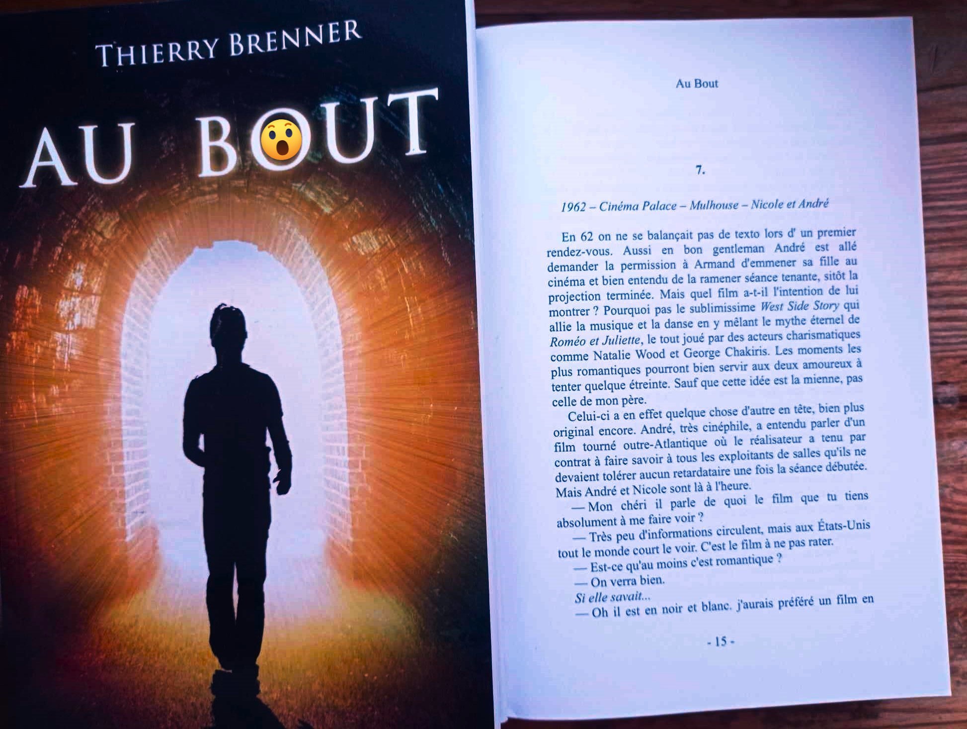 Ce qui arrive quand tu tournes une page de "Au Bout" le tome 1 de mon autobiographie . Tu en veux lire d'autres ?
#extrait #AuBout #roman #autobiograhique #tome1
Pitch - Au Bout Tome 1
Après un burn-out qui a failli le terrasser, un auteur de chansons se réveille métamorphosé. Des flashs de plus en plus précis de son passé émergent, lui révélant des pièces manquantes essentielles à sa reconstruction. Plongé dans un voyage intime à travers différentes époques de sa vie, il assiste au mariage de ses parents disparus, revit des moments clés de son existence et tente même de modifier certains événements. Mais bouleverser son passé peut-il réellement changer la perception de sa vie ? Et si ces visions étaient bien plus qu'un simple effet de sa mémoire ?
Des pouvoirs de transcommunication lui sont accordés, l'entraînant dans une quête intime et troublante. Mais il n'est pas seul dans ce voyage… Le lecteur, tout comme lui, se retrouve plongé dans ce labyrinthe de souvenirs.
Sauf que son passé ne se laisse pas faire. Les proches, y compris les disparus, s'invitent dans le récit, débattent, protestent, bousculent l'auteur… et même sa propre conscience s'en mêle, distillant réflexions piquantes et touches d'humour.
Entre quête de vérité, exploration sensorielle et réflexion sur l'identité , *Au bout * récit autobiographique immersif où réalité oblige le lecteur à avancer pas à pas aux côtés de l'auteur dans cette reconstruction fascinante aussi surprenante qu'inspirante.