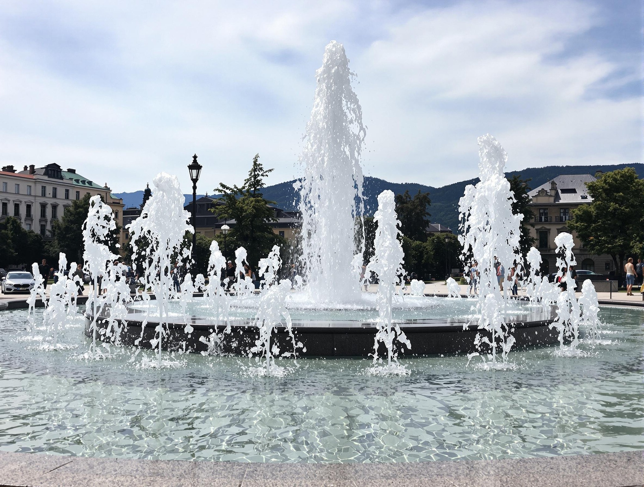 💧 L'acqua pubblica di Vienna: pura e gratuita!
Lo sapevi che l'acqua che sgorga dai rubinetti di Vienna proviene direttamente dalle Alpi? 🏔️ È tra le più pure al mondo e non ha bisogno di essere trattata. Inoltre, in città troverai tantissime fontane pubbliche dove rinfrescarti gratuitamente! Un motivo in più per amare Vienna. 💙
#Vienna #AcquaPubblica #VivereVienna
