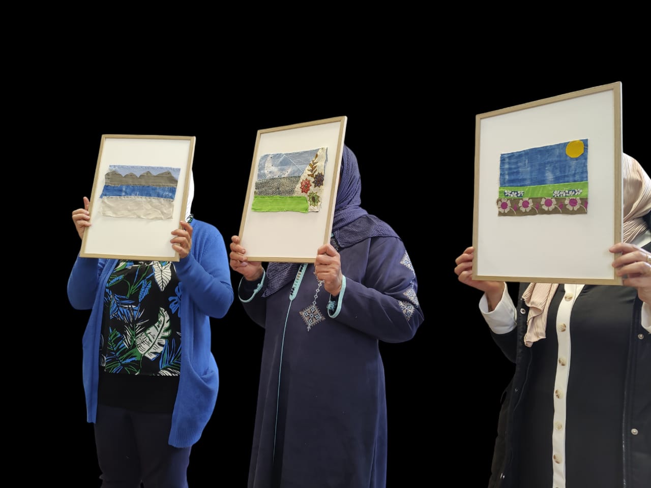 Expo Textes et Textiles : "Dépaysement - Repaysement "
Cette année j'ai eu la chance d'animer un atelier (paysages textiles) avec l'association @entre_et_avec
Un groupe de femmes en apprentissage du français, parfois en cours d'alphabétisation ont pu créer, avec mes précieuses scraps, des paysages qu'elles ont ensuite brodés. Les séances suivantes, avec l'association, elles ont écrit des textes évoquant leur rapport à ces paysages, nostalgie, souvenirs, ou rêve d'un ailleurs.
Vernissage :
Jeudi 22 mai à 17h30 Maison pour toustes Michel Collucci rue Cheng Du à Montpellier
Exposition pendant 3 semaines à la suite.
#exposition #expositionmontpellier #atelierartistique #artistetextile #artistemontpellier