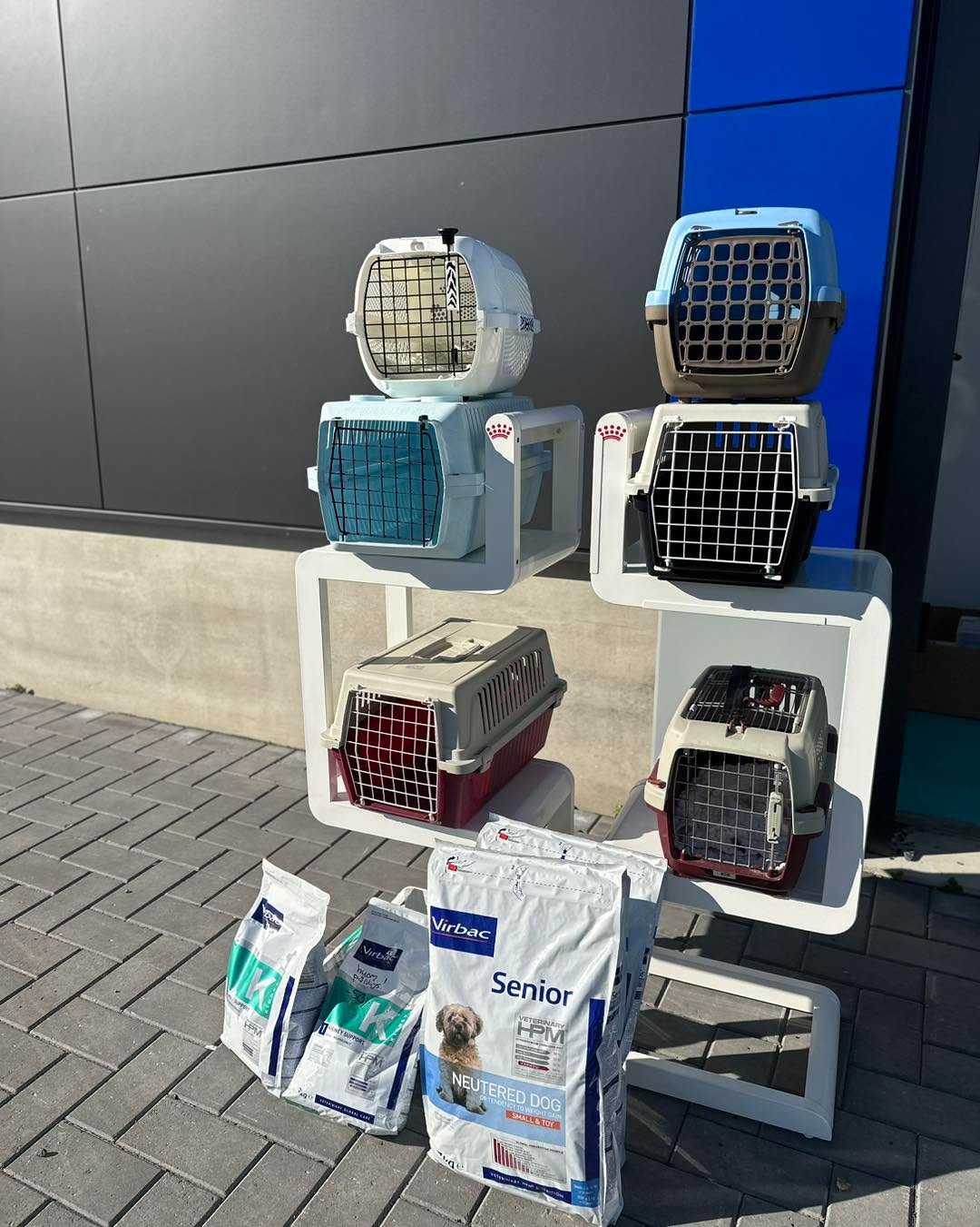 Tampereen klinikan edestĂ€ saa hakea kissoille bokseja ja koiran ruokia (huom parasta ennen pĂ€ivĂ€ys mennyt!) đ„° Ihanaa syksyĂ€ kaikille! Huom! NĂ€itĂ€ ei varailla vaan nopeimmat hakijat saa!