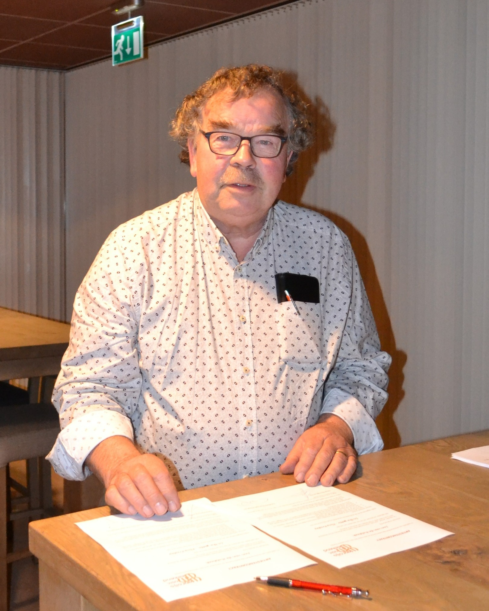 Jan v.d. Hulsbeek: trots op dit prachtige dorpse initiatief!
”Dè doek noit mer”!
Ik word door Jan meegenomen naar zijn ‘kantoortje’, wat o.a. gebruikt wordt om muziek te luisteren, te puzzelen en het uitzoeken van foto’s voor o.a. de Heemkundevereniging.
Jan vertelt dat hij jaren geleden al heeft meegedaan, in de grote manege bij De Bergen. Voor Jan was het de eerste keer dat hij solo zingend voor een publiek optrad met “Rote Rosen” van Freddy Breck. Hij was superzenuwachtig, moest vooraf vaak naar de w.c. en dacht eigenlijk: “dè doek noit mer!”
Kippenvel
Maar de ervaring was toch wel heel groots, dus was er eigenlijk weinig twijfel om ook met het Wanroijs Music Weekend mee te doen. Na zijn try-out met “Deeaming of a white christmas” bij het kerstconcert van St. Jan wist hij zeker dat ook zijn Elvis-imitatie van “in the Ghetto” zal gaan slagen.
Jan geeft me een klein voorproefje van zijn optreden. Hij steekt een cd in zijn stereotoren met platenspeler en zelfs cassettedeck en ik hoor de lage, donkere klanken door de ruimte gaan als hij meezingt; kippenvel!
Prachtig dorps initiatief
Jan is geboren en getogen in Wanroij en vindt het de kracht van het dorp om voor en met elkaar activiteiten te organiseren. Hij geniet dan ook volop van dit prachtige initiatief. Maar, daar heb je natuurlijk vrijwilligers, deelnemers en publiek bij nodig. Daarom wil hij ook zijn steentje bijdragen aan het Wanroijs Music Weekend.
Ook al is Jan nog wel bijna 30 uur per week voor het tuincentrum actief, het voelt alsof hij nu heel veel tijd over heeft. Daarom is hij actief bij de Heemkunde, waar hij als een echte speurder namen bij oude gezichten weet te vinden. Jan zingt in het gemengd koor Cantemus Domino in Wanroij en een Gregoriaans koor in Uden. Zingen in de kerk is echt wel zijn ding.
Harmonie St. Jan draagt hij ook een warm hart toe. Na 22 jaar penningmeester te zijn geweest zit hij nu bij de fanclub “club van 50”. Pas na zijn 40e heeft hij geprobeerd een instrument te spelen, noten lezen kon hij al, maar toch was het bespelen van de Bariton waar hij voor koos maar van korte duur.
Lees het hele interview op www.facebook.com/muziekverenigingstjanwanroij.