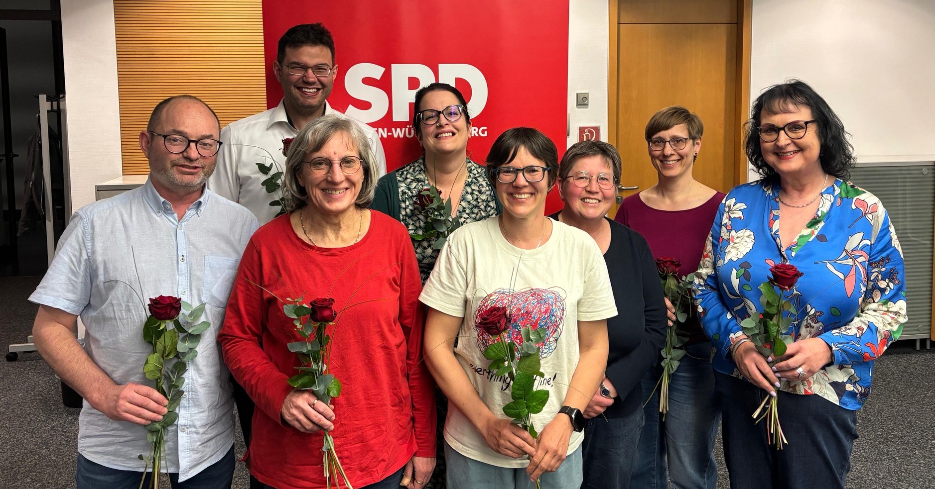 Neuer Schwung für Biberach 🌹
Der SPD-Ortsverein Biberach hat gewählt – und blickt mit frischem Elan in die Zukunft:
Der neue Vorstand steht, die Rosen sind verteilt, mit frischer Kraft geht’s voran.
Neu dabei:
✨ Sonja Schilling als stellvertretende Vorsitzende
✨ Alexander Dobler, Gisela Gretschel und Silke Balsys als Beisitzer:innen
Mit Herzblut weiterhin an Bord:
Jochen Mezger (Vorsitzender), Elise Allgaier, Traude Brumme, Edith Tröndle Masch und Florian Schneider. (nicht im Bild)
Wir sagen: Glück auf! 🌹
#SPD #sozialepolitikfürdich #landkreisbiberach #spdbw #DemokratieLeben #politikmitherzundkopf #biberach