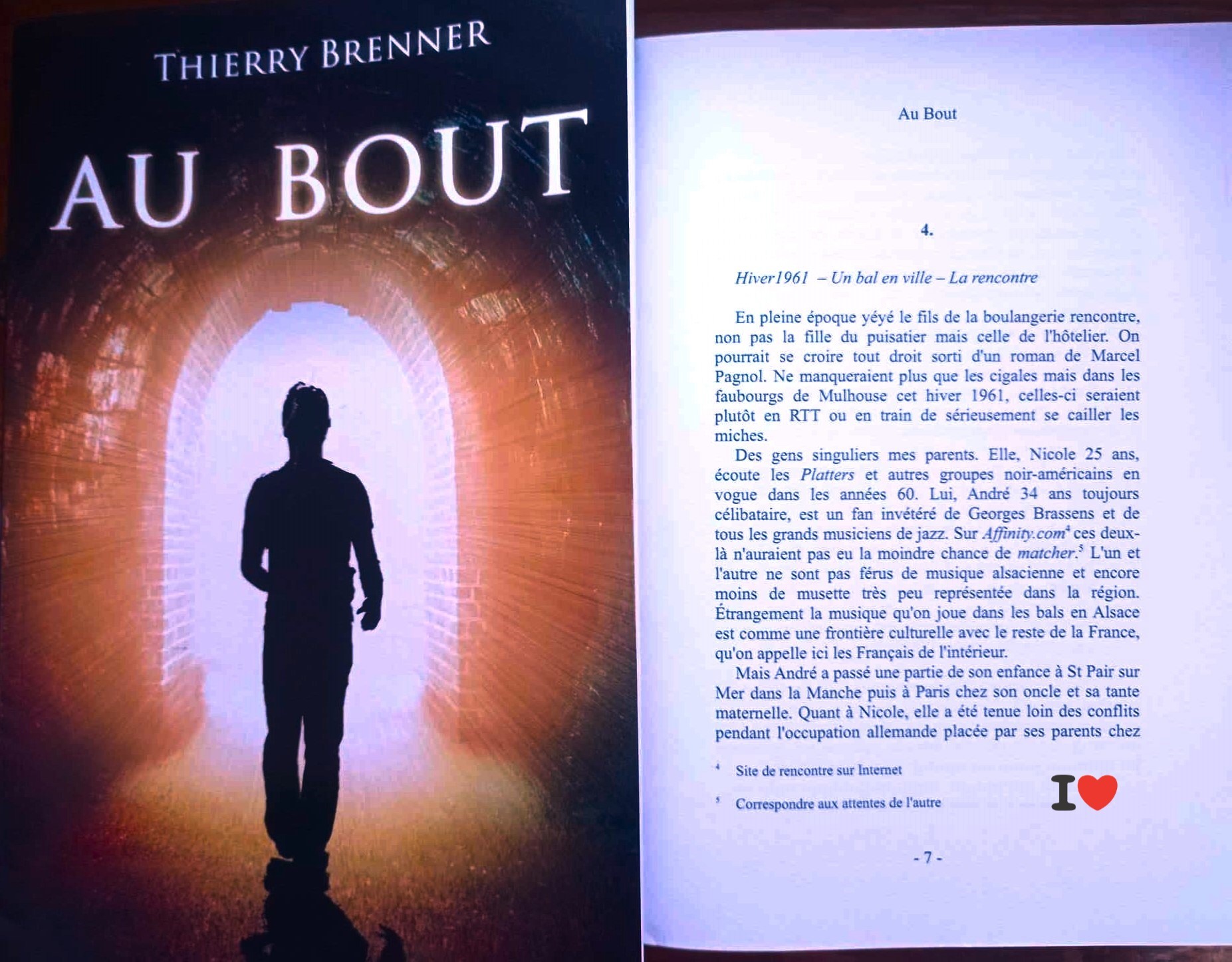 Ce qui arrive quand tu tournes une page de "Au Bout" le tome 1 de mon autobiographie . Tu en veux lire d'autres ?
#extrait #AuBout #roman #autobiograhique #tome1
Pitch - Au Bout Tome 1
Après un burn-out qui a failli le terrasser, un auteur de chansons se réveille métamorphosé. Des flashs de plus en plus précis de son passé émergent, lui révélant des pièces manquantes essentielles à sa reconstruction. Plongé dans un voyage intime à travers différentes époques de sa vie, il assiste au mariage de ses parents disparus, revit des moments clés de son existence et tente même de modifier certains événements. Mais bouleverser son passé peut-il réellement changer la perception de sa vie ? Et si ces visions étaient bien plus qu'un simple effet de sa mémoire ?
Des pouvoirs de transcommunication lui sont accordés, l'entraînant dans une quête intime et troublante. Mais il n'est pas seul dans ce voyage… Le lecteur, tout comme lui, se retrouve plongé dans ce labyrinthe de souvenirs.
Sauf que son passé ne se laisse pas faire. Les proches, y compris les disparus, s'invitent dans le récit, débattent, protestent, bousculent l'auteur… et même sa propre conscience s'en mêle, distillant réflexions piquantes et touches d'humour.
Entre quête de vérité, exploration sensorielle et réflexion sur l'identité , *Au bout * récit autobiographique immersif où réalité oblige le lecteur à avancer pas à pas aux côtés de l'auteur dans cette reconstruction fascinante aussi surprenante qu'inspirante.