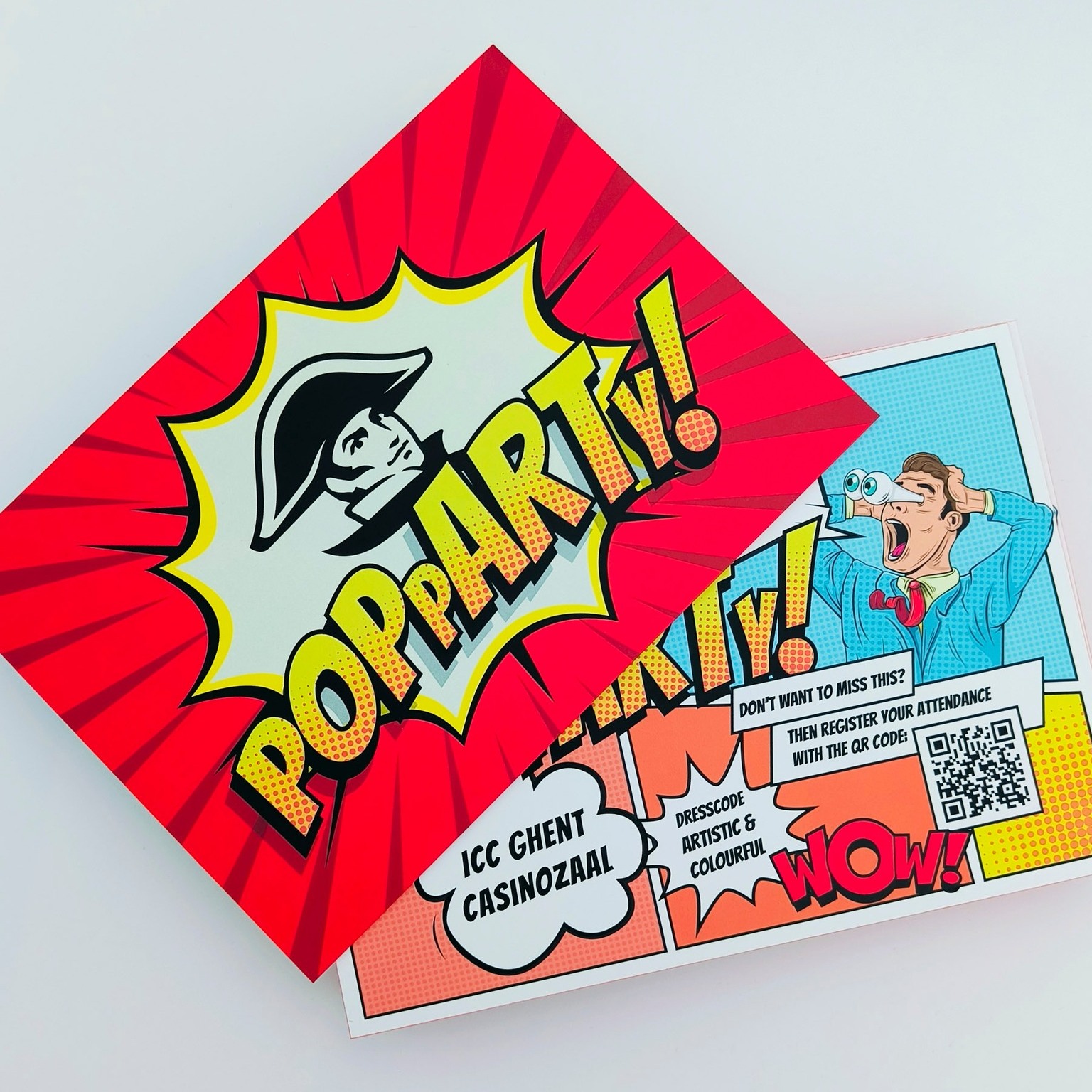 Tijd voor wat eyepopping drukwerk! 🤩
Een opdracht van evenementenbureau Funkey: “Wij willen een opvallende uitnodiging voor het personeelsfeest van Napoleon Games in Pop-Art-stijl. Van ontwerp tot print!”
Exi-Design Studio schoot meteen in 6e versnelling en toverde deze parels uit zijn hoed.
Alle genodigden kregen een dikke, matte karton kaart in de bus afgewerkt met #edgepainting. Ook de menukaarten voor het feest kregen dezelfde afwerking.
Het resultaat? W-A-U-W!
#exidesignstudio #onestopshop #jouwmerkinpoleposition #drukwerk