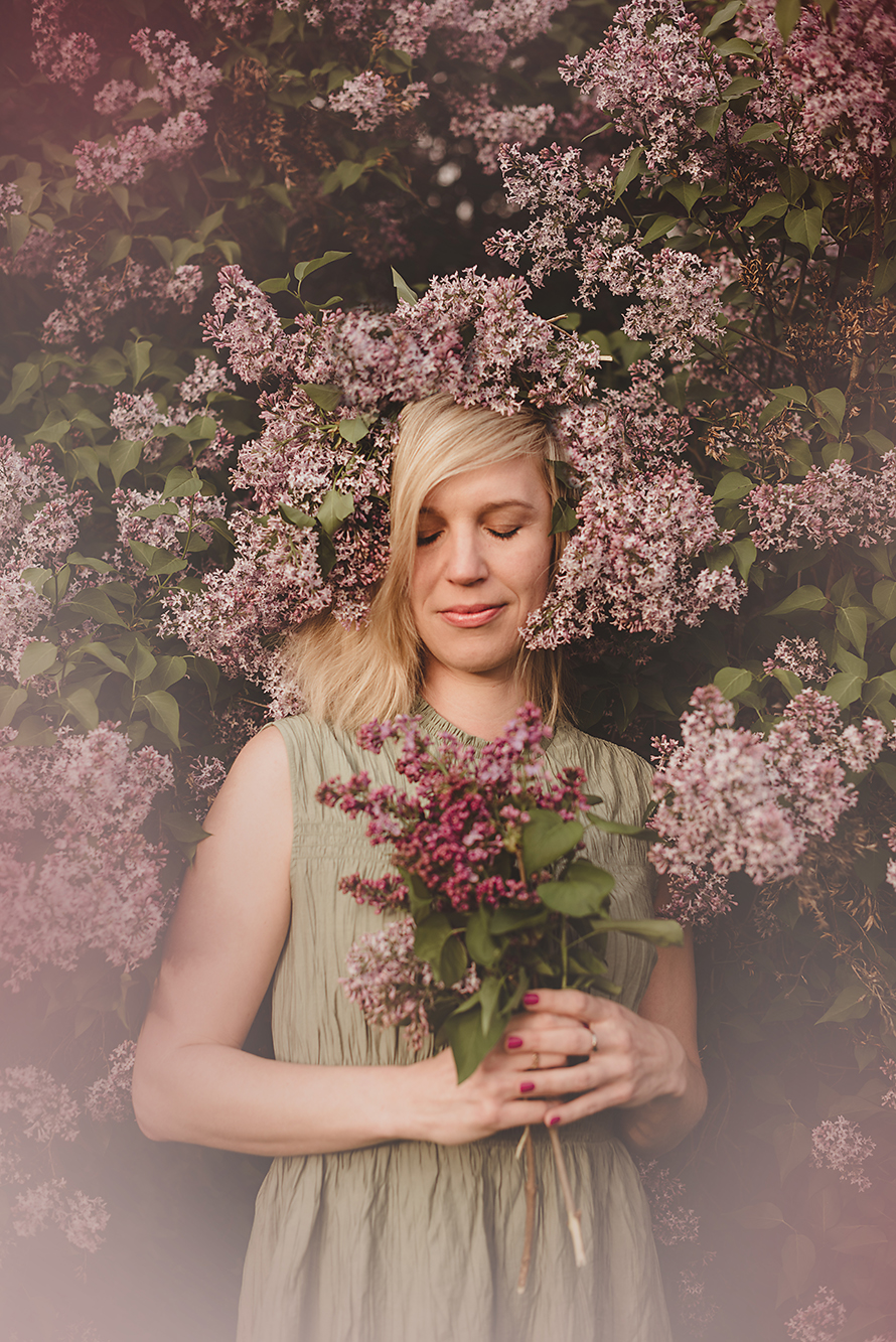 Žena v květu
Někdy kvete nahlas, jindy tiše.
Ve větvích trnek, v ranní rose, v úsměvu mezi řádky.
Už dlouho ve mně zraje projekt, který jsem chtěla tvořit srdcem.
Stylizovaný, ale opravdový.
Ženský.
V rytmu přírody, v její sezónnosti, cyklech, barvách i vůních.
A teď je tu.
Hledám první 3 ženy, které budou součástí úplného začátku.
🌸 Květinový portrét
🌿 Jemná stylizace s duší
📷 Focení během dubna, zvýhodněná cena
💌 Výměnou za souhlas se zveřejněním
Chceš být u zrodu?
Napiš mi nebo klikni na odkaz v bio.
S láskou, Renča
#zenavkvetu #renticefoto #jaro2025 #portretzprirody
https://www.renaticefoto.cz/post/%C5%BEena-v-kv%C4%9Btu