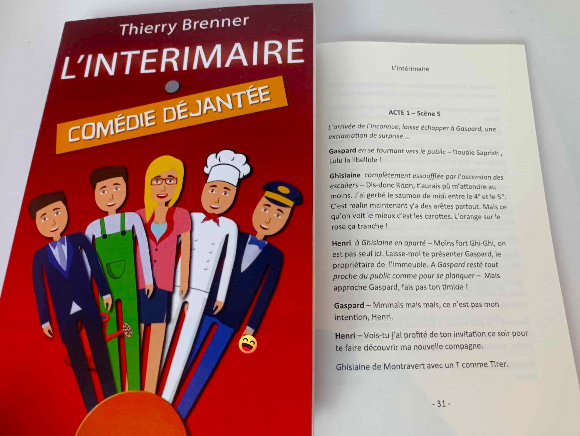 Ce qui se produit quand tu ouvres une page de ma comédie théâtrale disjonctée. Tu en veux d'autres ? #extraitroman #linterimaire #comedie #theatrale #humourdemerde thierrybrenner.com
Le Pitch
Quand Thomas, jeune comédien au chômage, est embauché par un couple de bourgeois fauchés pour jouer les domestiques, il pense avoir décroché un rôle facile. Mais entre jardinage, cuisine, secrétariat, domestique et chauffeur improvisé, la supercherie tourne vite au cauchemar… surtout quand une ex envahissante de son patron fait son entrée, et apparaissent des tableaux compromettants et un associé suspicieux qui viennent semer le chaos.
Mélange explosif entre l'univers de Feydeau, De Funès et l'esprit du « Père Noël est une ordure », L'Intérimaire est une farce burlesque où quiproquos, personnages loufoques et répliques cinglantes s’enchaînent à un rythme effréné.
Délirant, absurde et irrésistiblement drôle, ce roman est une pièce de théâtre en roue libre… Attachez vos ceintures, ça va secouer !