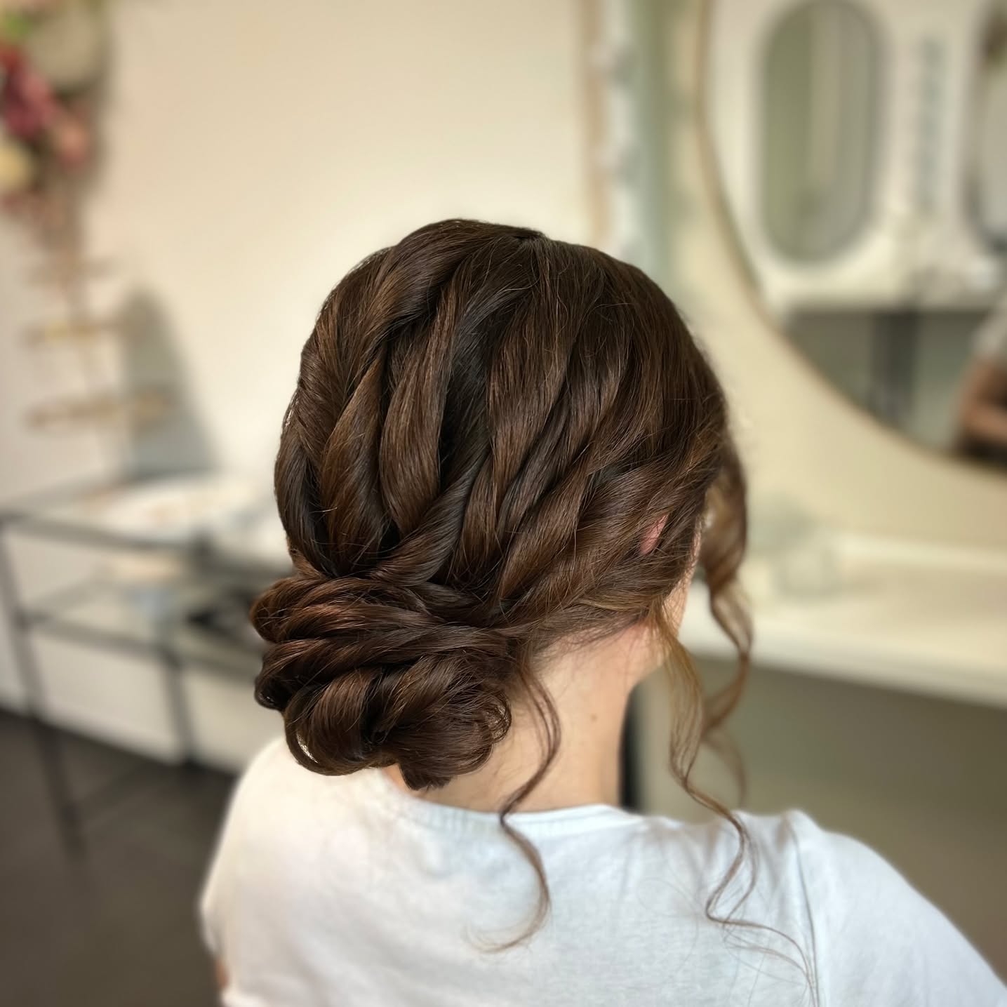 🌿 Pure Eleganz – ganz ohne Accessoires 🌿
Manchmal braucht es keinen Schmuck, um zu strahlen. Diese wunderschöne Hochsteckfrisur zeigt, wie kraftvoll Schlichtheit sein kann. Die kunstvolle Flechtung und das präzise Styling bringen die Struktur und den natürlichen Glanz des Haares perfekt zur Geltung – ganz ohne zusätzliche Dekoration.
Der Fokus liegt hier auf Form, Technik und dem natürlichen Ausdruck der Trägerin. Eine ideale Wahl für Bräute oder Gäste, die sich einen edlen, zeitlosen Look wünschen – zurückhaltend und dennoch absolut eindrucksvoll. ✨
#Hochsteckfrisur #ElegantOhneSchmuck #NatürlichSchön #HairInspo #WeddingHair #CleanBeauty