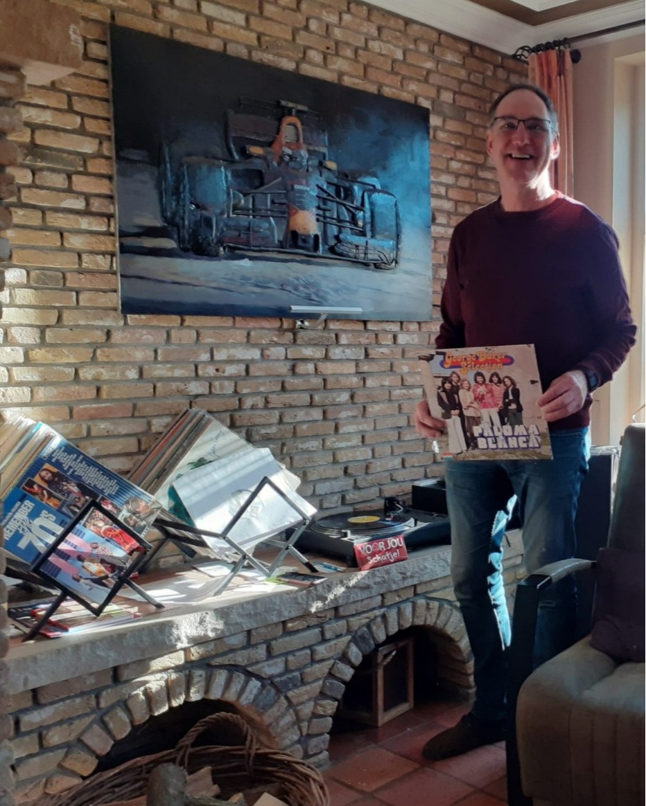 Zanger Ben de Kort bezingt zijn duifje op het WMW
We zijn op bezoek bij Ben de Kort. In zijn woonkamer heeft hij een studiootje met een platenspeler, boxen en veel originele LP’s op vinyl. Zodra Ben een plaat opzet, waan je je in een opnamestudio met fantastisch geluid. De LP van de George Baker Selection staat vooraan en dat is met een reden.
Una Paloma Blanca
Ben gaat het nummer ‘Una Paloma Blanca’ van George Baker zingen. Hij is op deze plaat gekomen omdat hij vroeger een ‘geheime’ zender had op de Molenstraat in Wanroij. Daar draaide hij Hollandse hits voor de buurt, een voorloper van 100% NL. Zijn bereik kwam niet verder dan de Peelstraat alwaar zijn duifje Wilma woonde. Met succes: de foxtrot ‘Una Paloma Blanca’ werd later hun dansnummer. Om op George te lijken laat Ben zijn haren alvast groeien, maar daar is zijn ‘duifje’ niet zo blij mee.
Muziek is zijn wereld
“Ik kon eerder drummen dan fietsen,” zegt Ben. Pa was instructeur van de Wanroijse drummers. “Na het eten moest snel de tafel geruimd worden, want dan kwam de drumband oefenen”, aldus Ben. Vandaar dat zijn optreden begeleid wordt door de slagwerkgroep van ‘St. Jan’ met melodische percussie. Het zingen heeft hij geleerd van meester Kremers alwaar hij in het koortje een zingende drummer was.
Als Ben niet zingt of drumt dan draait hij het liefst plaatjes. Hij heeft nog de platen van zijn discotheek Coloseum Rock en wordt nog regelmatig gebeld op telefoonnummer 08857-360 voor optredens.
Het wordt gigantisch
Tijdens een concert van Danny Vera in Ahoy telde Ben maar 40 muzikanten begeleiding. “Ik zing straks met meer dan 55 muzikanten,” zegt Ben. “Dat is groot, echt speciaal voor mij en het publiek. Ik weet zeker dat het publiek verrast wordt”. Wilt u Ben zien zingen en weten of zijn haar is gegroeid, koop dan kaartjes voor het Wanroijs Music Weekend.