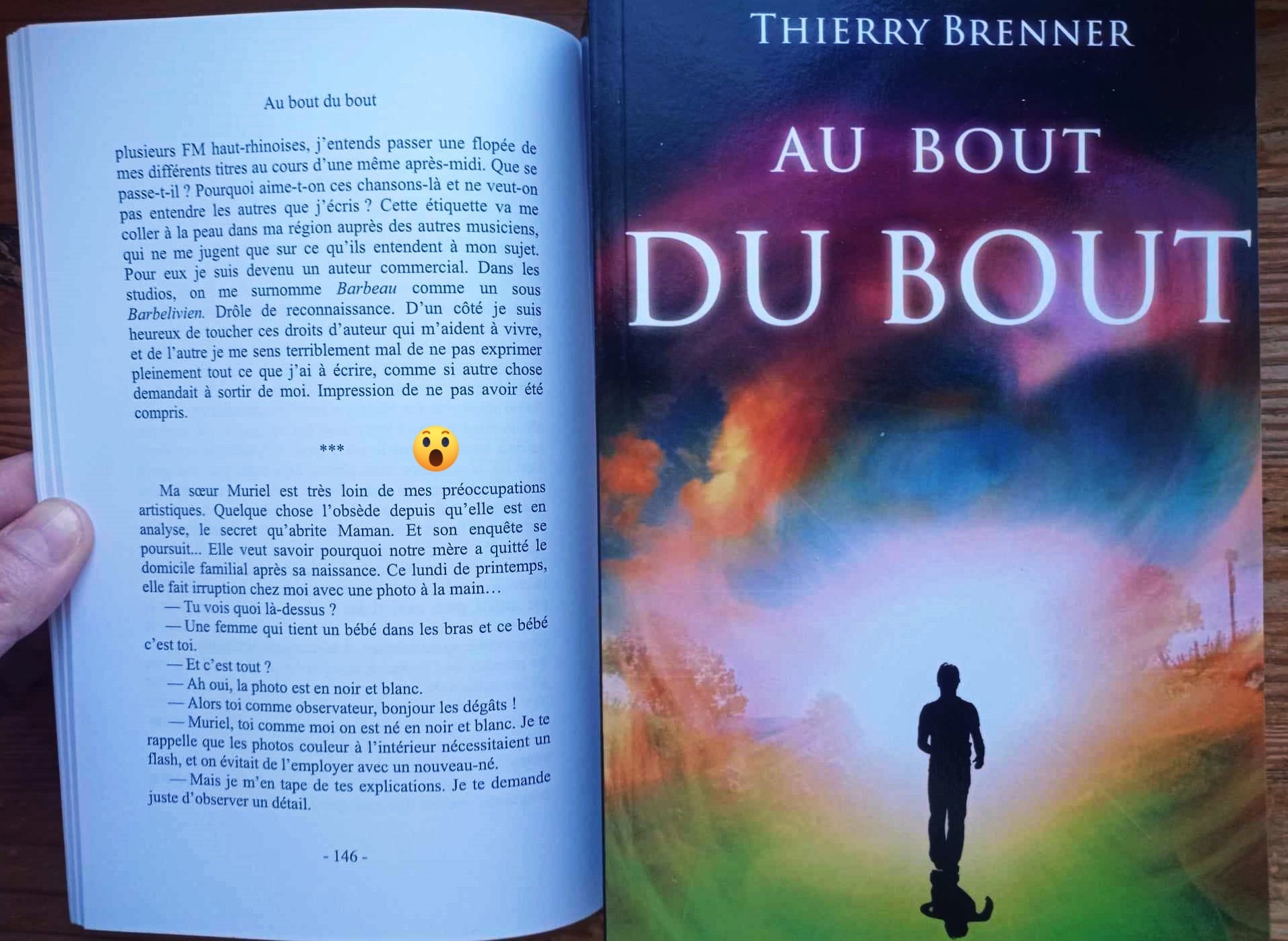 Ce qui arrive quand tu tournes une page de "Au Bout du Bout" le tome 2 de mon autobiographie . Tu en veux lire d'autres ?
#extrait #auboutdubout #roman #autobiographique #tome2
Pitch tome 2
Après avoir plongé au cœur de sa mémoire, l’auteur poursuit son voyage introspectif… Mais cette fois, l’heure n’est plus seulement à la recherche de réponses : il s’agit de tout affronter, tout comprendre et, surtout, tout lâcher.
Les masques tombent, les trahisons se révèlent, et les questions laissées en suspens trouvent enfin un écho. Entre révélations et résilience, ce dernier volet de l’autobiographie romancée de Thierry Brenner explore le crépuscule des illusions, la puissance du pardon et la liberté d’être soi. Surprenant, intense et profondément humaniste, Au Bout du Bout oscille entre road-movie intérieur et leçon de vie, porté par un second degré salvateur qui éclaire même les instants les plus sombres.
L’histoire touche à sa fin… Mais certaines vérités ne s’oublieront jamais.