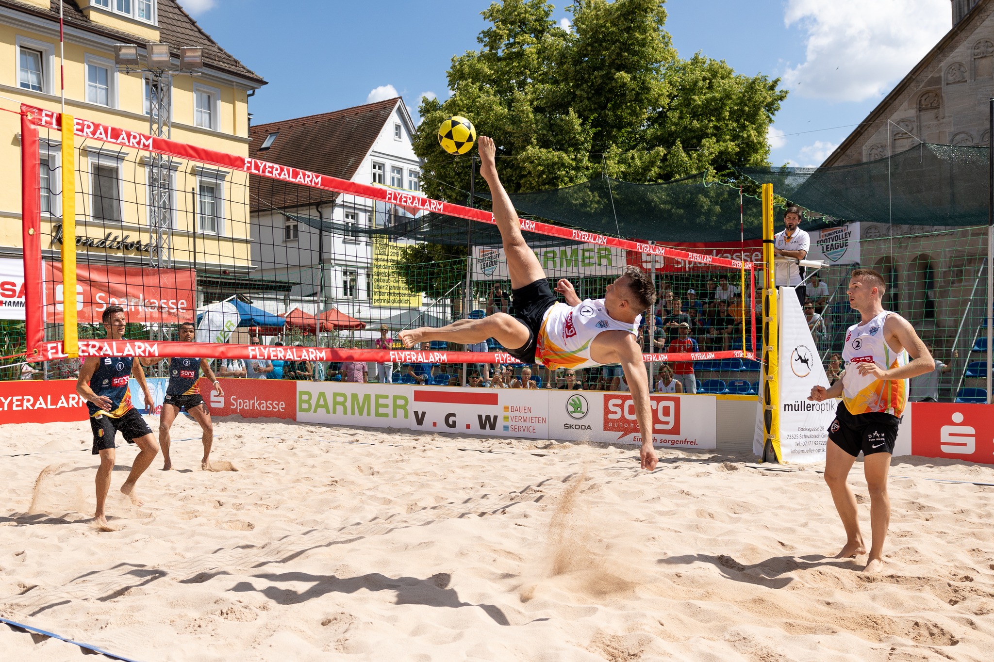 🔥 Footvolley-EM-Wochenende auf der Playa de Gamundia! 🏐🌍
Von Gmünder Stadtmeisterschaften bis zur European Footvolley Championship – vier Tage voller Action, Sand und spektakulärer Ballwechsel stehen bevor! 💥
📅 Donnerstag, 26.06.2025 ab 17:00 Uhr
🎉 Los geht's mit den Stadtmeisterschaften:
👉 Offen für alle – ob Footvolley-Neuling oder Freizeitkickerin
👉 Unterstützt von ranglistenplatzierten Teams aus ganz Deutschland
👉 Perfekt, um den Sport hautnah zu erleben!
📅 Freitag, 27.06.2025 ⚔️ Qualifikationsturnier:
👉 Nationale & internationale Teams kämpfen um die letzten 3 Startplätze für das Hauptfeld der EM
👉 Nur die Besten schaffen es ins 16er-Feld 💪
📅 Samstag, 28.06.2025 & Sonntag, 29.06.2025
🏆 European Footvolley Championship – Hauptfeld & Finals
👉 Internationale Elite-Teams
👉 Spektakuläre Matches
👉 Emotionen, Spannung & Sand-Action direkt in der Gmünder Innenstadt
📍Playa de Gamundia wird zum Hotspot des europäischen Beachsports! Sei dabei, feier mit und erlebe Footvolley auf Weltklasse-Niveau! 🌟
📷Mario Klaiber
#PlayaDeGamundia #FootvolleyEM #GmündAmBall #BeachVibes #FootvolleyGermany #EuropeanFootvolleyChampionship #SandUndEmotionen #GmünderInnenstadt #SporteventDesSommers