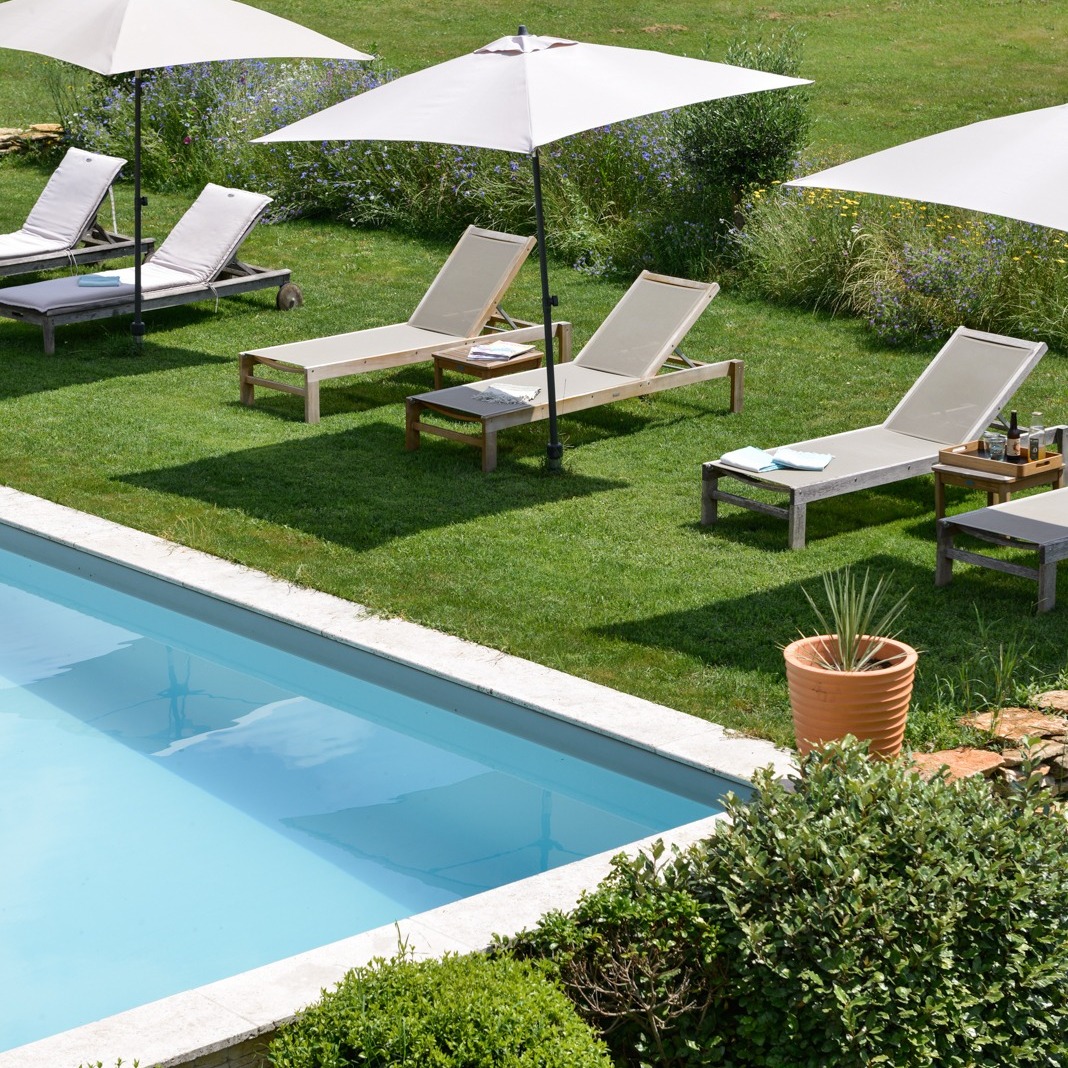 Parmi nos maisons, il y a @hautsdestvincent , située au coeur du Périgord noir. Stéphanie et Fabrice, ses hÎtes, vous accueillent sur terre, mais aussi dans les airs.
L'Ă©tĂ© đ arrive et la chaleur s'installe !!
L'occasion de :
se rafraĂźchir dans la piscine đââïž
faire une pause lecture au soleil â±
se relaxer dans notre nouveau salon d'Ă©tĂ© đ„
dĂźner dehors entre amis ou en famille
ou survoler la Dordogne Ă bord de notre montgolfiĂšre...
C'est à vous de choisir... nous nous occuperons du reste pour faire de votre séjour en Dordogne un moment unique
Et jusqu'au 30 juin, pour tout séjour de 3 nuits minimum, nous vous offrons un dßner pour 2 en table d'hÎtes avec le code DINER
Pour réserver en direct : https://leshautsdesaintvincent.com/ ou voir le lien en bio
#ChambresDhotesFrance #guesthouse #dordognefrance #summertime #vacancesderĂȘve #weekendmood #guestandhouse #perigordnoir #do#dordong