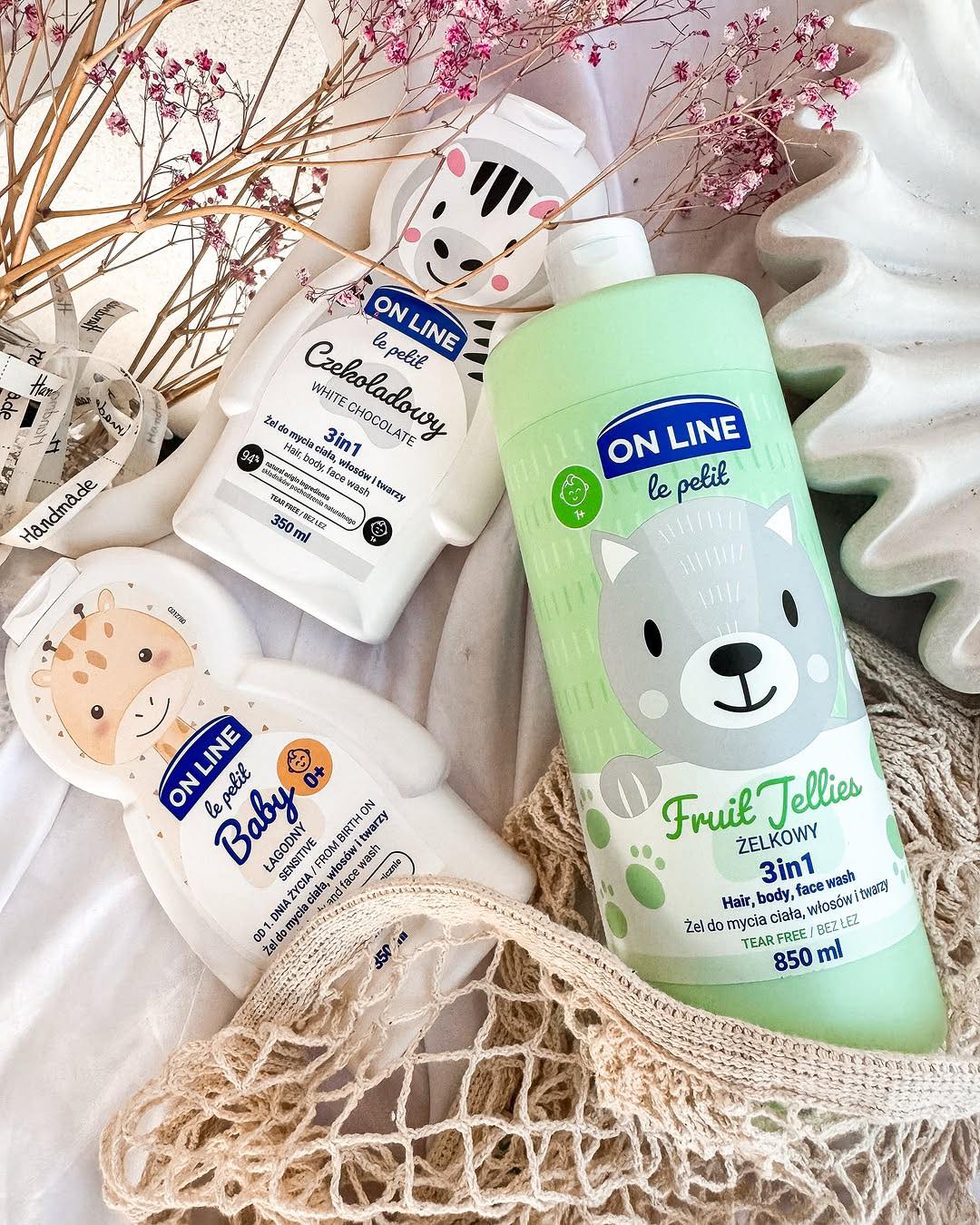 Bonjour !
Un bain rempli de sourires avec ON LINE !
Dernièrement, nous testons la gamme ON LINE le petit ✨, créée spécialement pour les tout-petits 👶 — et nous sommes ravis !
Dans le coffret, vous trouverez :
• Gel lavant pour le corps et les cheveux dès le premier jour de vie 🛁👼
— une formule douce et apaisante, parfaite pour la peau délicate de bébé 💧❤️
• Gel 3 en 1 Fruit Jellies avec un petit ourson adorable 🧸🍓🍇
— pour laver le corps, le visage et les cheveux tout en douceur 🫧🫧
• Gel 3 en 1 Chocolat Blanc avec un zèbre rigolo ⚪️🦓🍫
— il sent le chocolat blanc, les enfants en sont fous !
Tous les produits sont ultra doux, ne piquent pas les yeux 👁️❌, sans SLES ni colorants 🚫🌿
Et les emballages ? Un vrai coup de cœur pour les enfants ! 🎉🎨
#skincarehalal #skincarebpom #skincare #pourbebe #bebé #skincareroutine #bébé #pourtoi #fypシ #shampooingbio #shampooingnaturel #fypシ❤️💞❤️ #fyp #NaturalBeauty #NaturalBeauty #skin #viral #fypppppppppppppppppppppppppppppppppppppppppppppppppppppppppppppppppppppp #viralreelsシ #skincareproducts