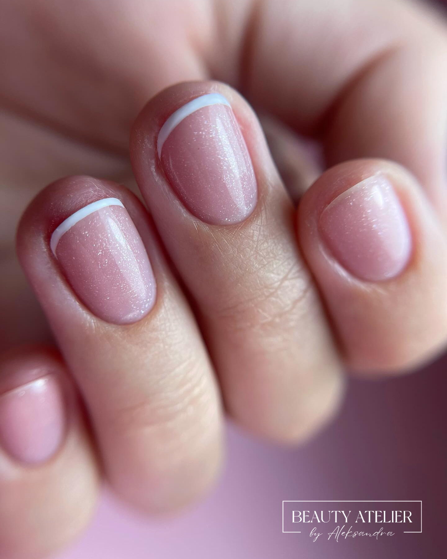Weniger ist mehr – elegante Shellac-Maniküre mit dezentem Schimmer und feinem French-Design. Für alle, die schlichte Eleganz lieben. 💖💅
#nails #nägel #nailart #sautenails #naildesign #shellac #maniküre #rosanägel #mistelbach #niederösterreich #manicure #paznokcie #hybrydnails #hybrydy #beautysalon #kosmetikstudio #shellacmaniküre #nageldesign #nudenails #beautystudio #nagelstudio