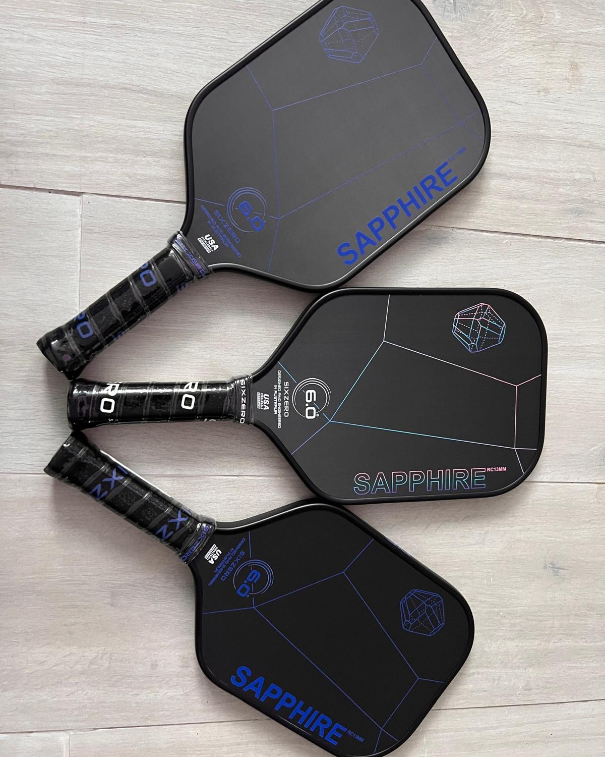 🔥🏓 SIX ZERO SAPPHIRE – ¡power y control premium a precio de entrada! 💥🎯
Una paleta liviana pero agresiva, perfecta pa’ jugadores nuevos que quieren jugar con calidad desde el día uno.
Ahora con cara en carbono crudo, proceso termoformado y Carbon Fusion Edge pa’ un feel más sólido y un sweet spot que se siente en toda la paleta. 😤
✅ Diseño elongado pa’ más alcance
✅ Superficie texturizada pa’ spin durísimo
✅ Núcleo de 13mm pa’ más power
✅ Mango largo pa’ backhands a dos manos
✅ ¡Y está perfectamente balanceada! ⚖️
💰 Calidad de alto nivel… sin romper el bolsillo.
🎯 Disponible ya en 👉 www.erniezonepickleball.com
#SixZeroSapphire #PickleballPR #ErnieZone #PaletasQueRinden #VamosPaLaCancha #PickleballPuertoRico