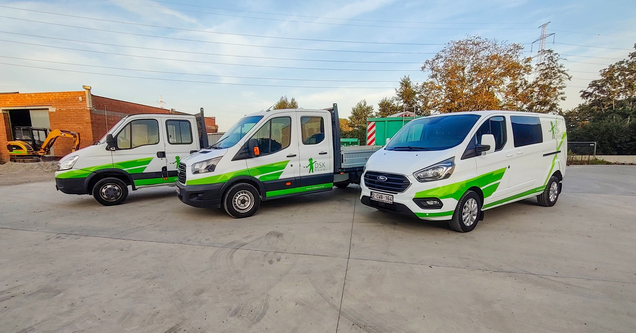 Dat hun bouwwerken altijd opvallen, zoveel is zeker.
Maar nu het volledige wagenpark door Exi Design Studio werd aangepakt spot je het @dskbouw-team nu vast ook sneller onderweg.
Zijn jouw bedrijfswagens, bestelwagens, aanhangwagens,… ook toe aan een opfrissing?
Aarzel niet om een vrijblijvend ontwerp te laten maken door ons.
Input van jullie of niet, we maken er steeds pareltjes van! 🔥🔥
#exidesignstudio #onestopshop #jouwmerkinpoleposition #belettering