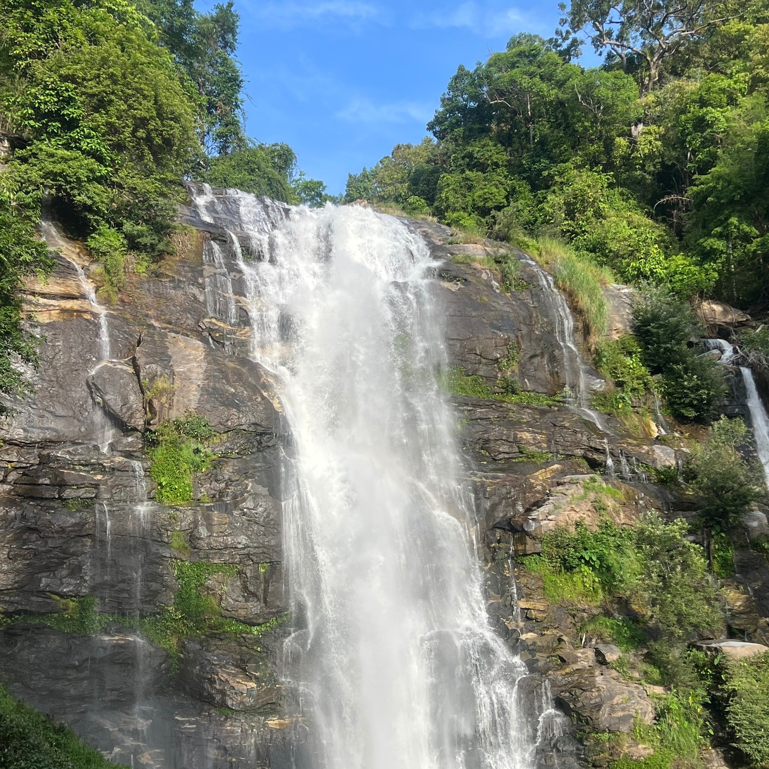 Incredible day at Doi Inthanon National Park!
We reached the highest point of Thailand, admired the beautiful Twin Pagodas, hiked through lush forest trails, and cooled off by stunning waterfalls. 🌿⛰️💧
Northern Thailand never stops amazing me.
➡️ Visiting Chiang Mai soon? I’d love to help you plan a private and flexible tour – tailored just for you.