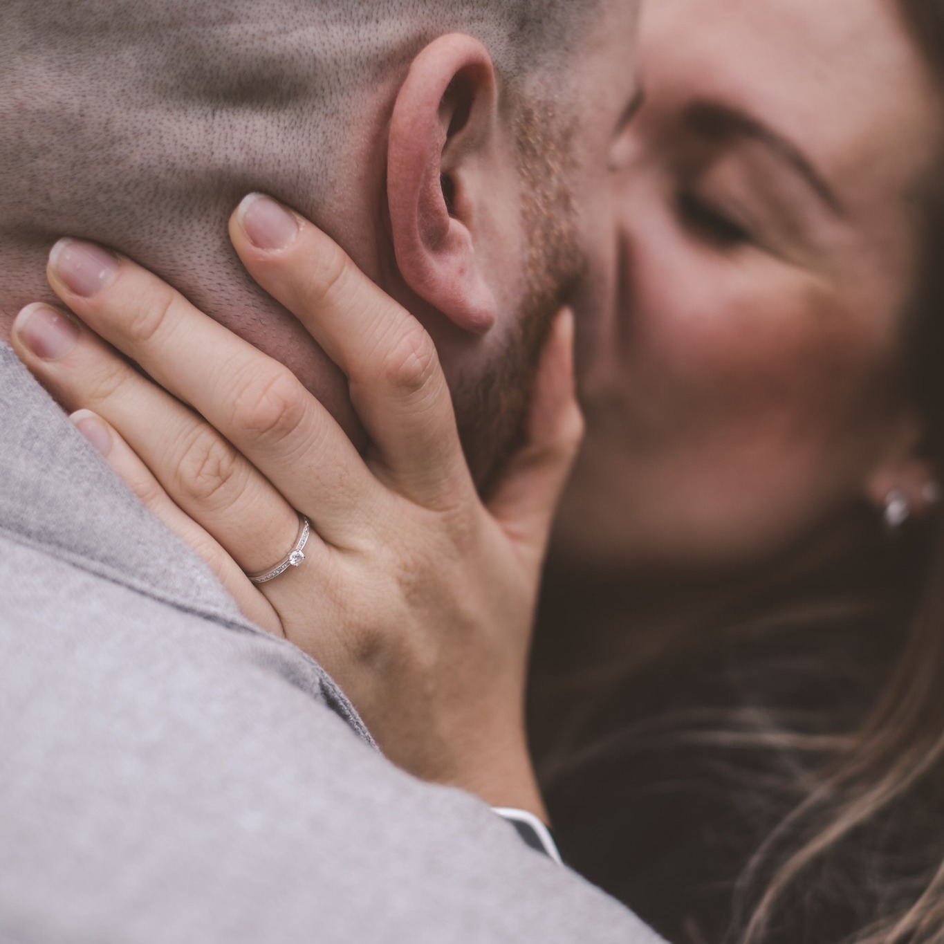 Dir weit öich am Hochzytstag
sicher füehle? De söttet dir üses gmeinsame
Kennelern-Shooting nid verpasse!
Äs Kennelernshooting git öich d Chance, öich vor der
Kamera uszprobiere und zerfahre wie dir öich chöit
bewege. Dir überchömet äs Gfüeuh derfür über, wie dir
mitenang chöit umga, damit dir zäme wunderschöni
Fotos chöit la entstah. Ds Beschte dranne? Dir bouet
müglechi Närvösität ab und chöit am Hochzytstag
sicher und entspannt vor der Kamera stah. Agnähme
Näbeeffekt: dir heit bereits viu mega schöni Fotos wo
dir für öi Iladige chöit nütze!
Teschtet öi Fotografin scho vorem Hochzytstag - startet
mit mir miteme Kennelern-Shooting. Schribet mir füre
Termin im schöne Herbscht!
@n_athiii
@floki141
ig fröie mi sehr uf öies Hochzyt im 2025!
#minaartphotography #brautpaar #fujifilm
#hochzeitsfotografschweiz #hochzeitsfotografinbern
#verlobungsshooting #kennenlernshooting
#hochzeit2025