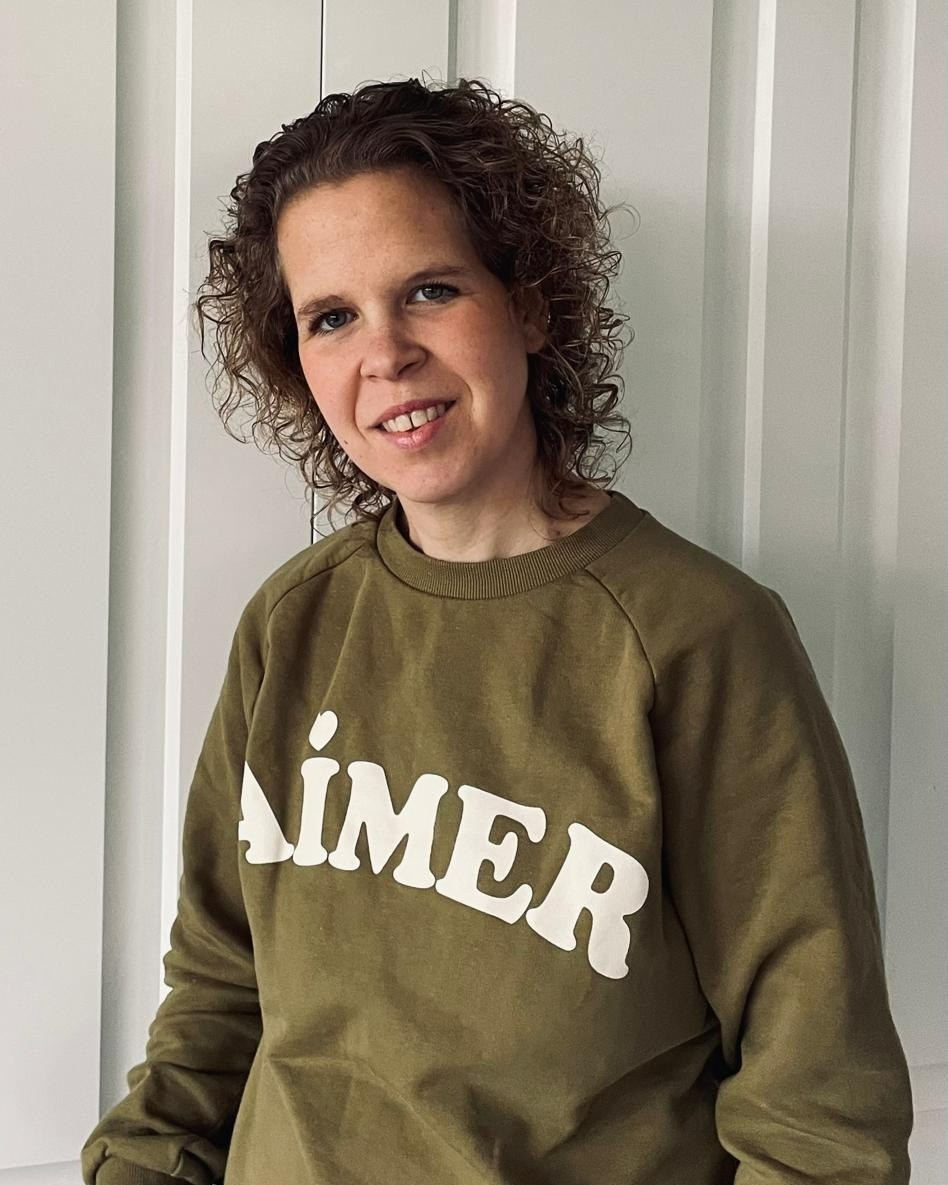 Het WMW presenteert Daniëlle Emonds!
De 35-jarige Daniëlle komt uit Tienray, maar is 10 jaar geleden naar Wanroij gekomen voor haar huidige man Ruud Emonds, die al een huis aan het bouwen was aan de Steeg, enkele huizen verwijderd van zijn broer Mark en zijn ouders.
Daniëlle is op haar 8e begonnen met sopraansaxofoon en heeft daar zelfs diploma A t/m D voor gehaald en speelde bij de fanfare. Ze had zoveel talent dat haar werd geadviseerd om naar het conservatorium te gaan. Toch volgde ze haar kinderdroom om juf te worden en is ze daarmee verder gegaan.
Daniëlle heeft jarenlang in verschillende groepen van de basisschool les gegeven, waarna ze zich is gaan specialiseren in het muziekles geven. Ze merkte dat het leuker was om iets te doen waar kinderen echt blij van worden en plezier in beleven.
Zolder vol muziekinstrumenten
Nu geeft Daniëlle muziekles op verschillende basisscholen. Daarnaast komen (groot)ouders met hun koters tot 4 jaar naar ‘t Wapen om samen muziek te maken met verschillende instrumenten bij “Muziek op schoot”.
De hele zolder staat vol met muziekinstrumenten; van trommeltjes tot sambaballen en van belletjes tot klokkenspellen. En ook doekjes en lintjes zorgen er voor dat de kinderen met sierlijke bewegingen kunnen genieten van muziek.
Muziek maken werd er bij Daniëlle met de paplepel in gegoten en ook haar eigen 3 kinderen van 3, 4 en 6 jaar oud kunnen thuis hun muzikale talenten ontdekken.
Fan van Ilse.
Via haar man Ruud en vooral ook buurman Peter (beiden lid van het WAC) is Daniëlle enthousiast gemaakt om mee te doen met het Wanroijs Music Weekend. Met name toen ze de playlist van de band FEZZ zag en één van haar favoriete zangeressen daarop tegenkwam wist ze dat ze mee wilde doen.
“I’d be yours” van Ilse de Lange zong ze vroeger al als jong meisje met haar zus. Op de zolder, live of playbackend met een borstel. Maar ook tijdens live-optredens stond ze al als jong kind in Tienray op het podium te schitteren.
Dit lied is volgens Daniëlle mooi, fijn om te zingen, bekend bij een breed publiek en van een toffe Nederlandse zangeres.
Lees het hele interview op https://www.facebook.com/muziekverenigingstjanwanroij.