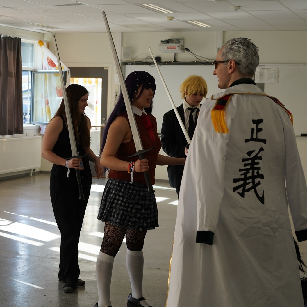 Scenekamp er kunsten å skape realistiske, men trygge, kampscener for film og teater. Scenekamp kan gjøres med og uten våpen, og bygger deriblant på historiske kampteknikker. Noen eksempler er kamper i Game of Thrones eller Lord of the Rings. Koreografi og samarbeid er essensielt mellom utøverne med et konstant fokus på sikkerhet.
På lørdag blir det undervisning om scenekamp i henhold til systemet brukt av paraplyorganisasjonen Nordic Stage Fight Society, som er en internasjonalt anerkjent organisasjon for scenekjempere.
Så om du drømmer om å skape kule kampscener for sceneshow, photoshoots eller sosiale medier, er dette hobbyen og panelet for deg!!