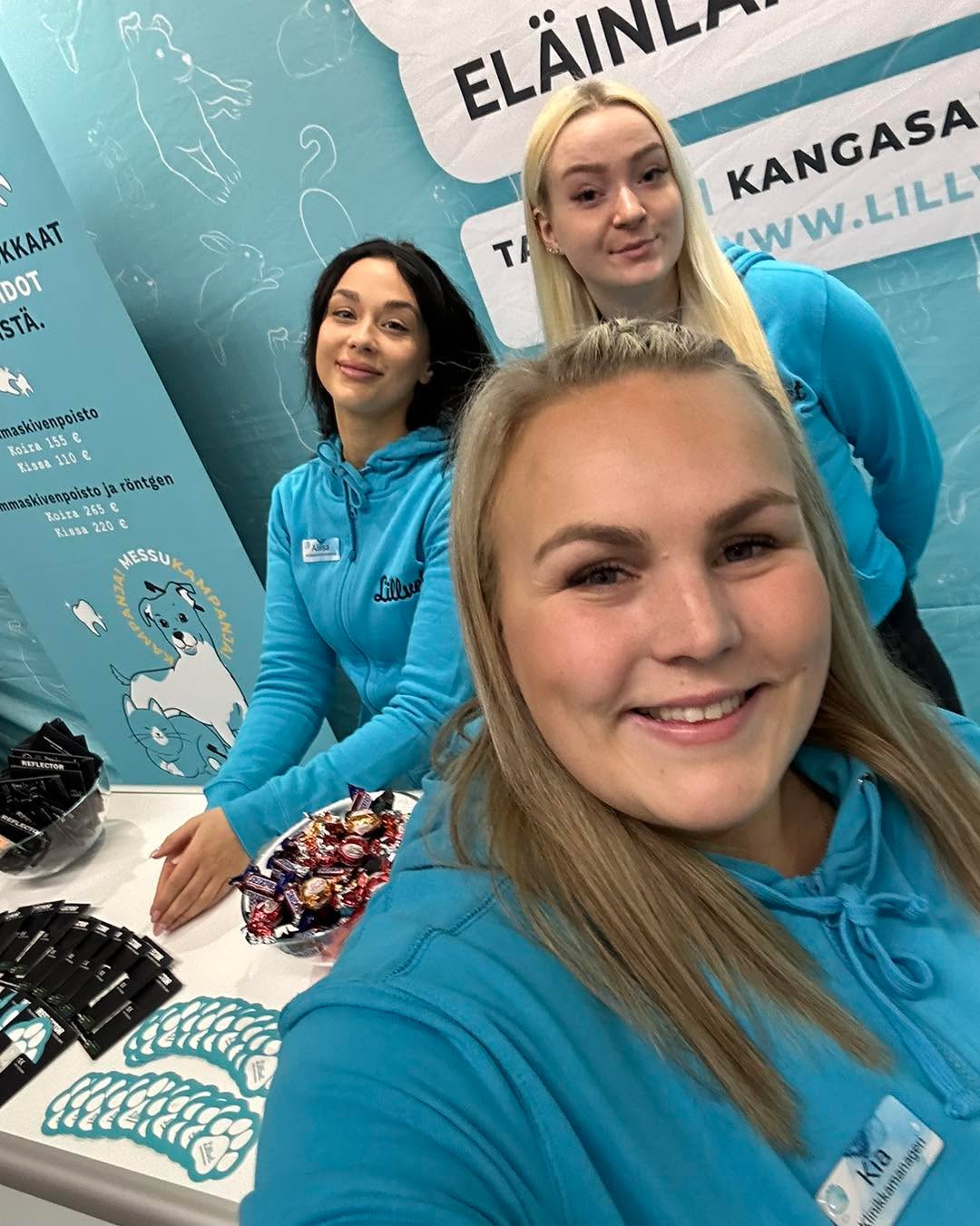 Lemmikkimessut - täällä ollaan! 😻
Tervetuloa Lillvetin osastolle C100 missä on mahtavia kilpailuita ja ennen kaikkea HAMMASHOIDON KAMPANJA VIELÄ EDULLISEMMILLA HINNOILLA kun varaat ajan messuilla!
Lisäksi meidän eläinlääkäri Linda Lammi pitää tapahtumalavalla super mielenkiintoisen esityksen Cat Friendly klinikan toiminnasta sekä kissojen käsittelystä ja hoidosta klinikalla.
Esitys klo 15:30 tapahtumalavalla, Lillvetin porukka paikalla osastolla klo 10-17!
Ihanaa messupäivää kaikille ja nähdään! 🩵