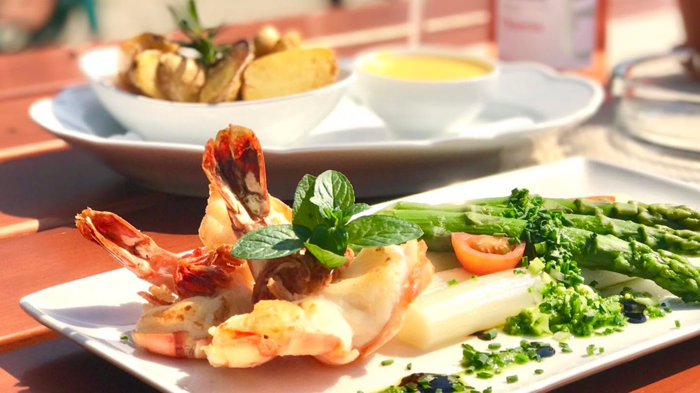 Endlich wieder Spargelzeit! 👌🏻
Genießt den Frühling mit unseren köstlichen Spargelgerichten – frisch, regional und mit viel Liebe zubereitet:
• Klassisch mit Schinken & Sauce Hollandaise
• Fein mit gebratenen Garnelen & Zitronenbutter
• Oder einfach „Natur pur“ mit neuen Kartoffeln
Ob herzhaft, leicht oder vegetarisch – unser Spargel ist immer ein Genuss!
Jetzt reservieren und den Geschmack der Saison feiern!
#Spargelzeit #KirchentalGenuss #Frühlingsküche #RegionalUndSaisonal #GasthofMariaKirchental