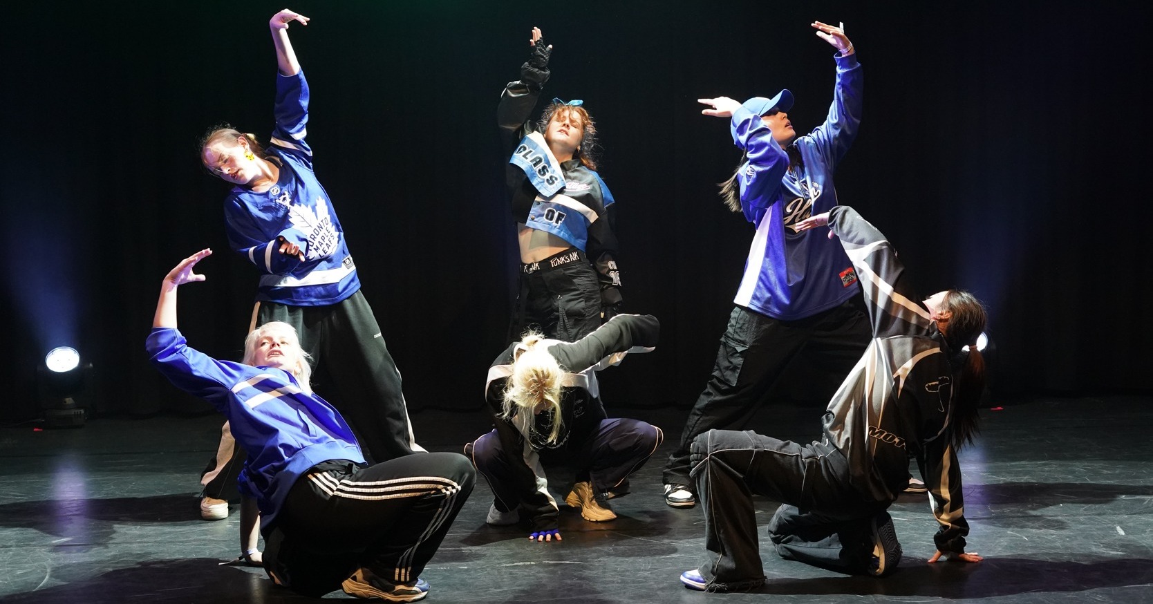 Har du noen gang hatt lyst til å lære hvordan å danse som et K-pop idol? Hvordan å lære steg fra favoritt gruppene dine? Bli med på workshop med Urban Nordic Crew på Kazokucon Lørdag 31. Mai.
UNC was established in early 2017 through a K-pop Facebook group. Initially, we were strangers, but our shared passion for Korean music and dance united us. Many of us traveled long distances just to practice, despite having no prior dance experience. We began by teaching ourselves choreography from YouTube, drawing inspiration from groups like BTS, Ateez, and NCT.
Their dynamic dances and stage presence fueled our determination to improve. Now, eight years later, our friendship remain strong, even though our lives outside the dance studio has evolved from being teenagers to young adults. We've performed on various stages and this year we even choreographed for a Eurovision participant and won the local contest. The thrill and support from our audiences continue to drive us forward. Our ultimate goal is to perform in Korea, and we won't stop until we achieve it."