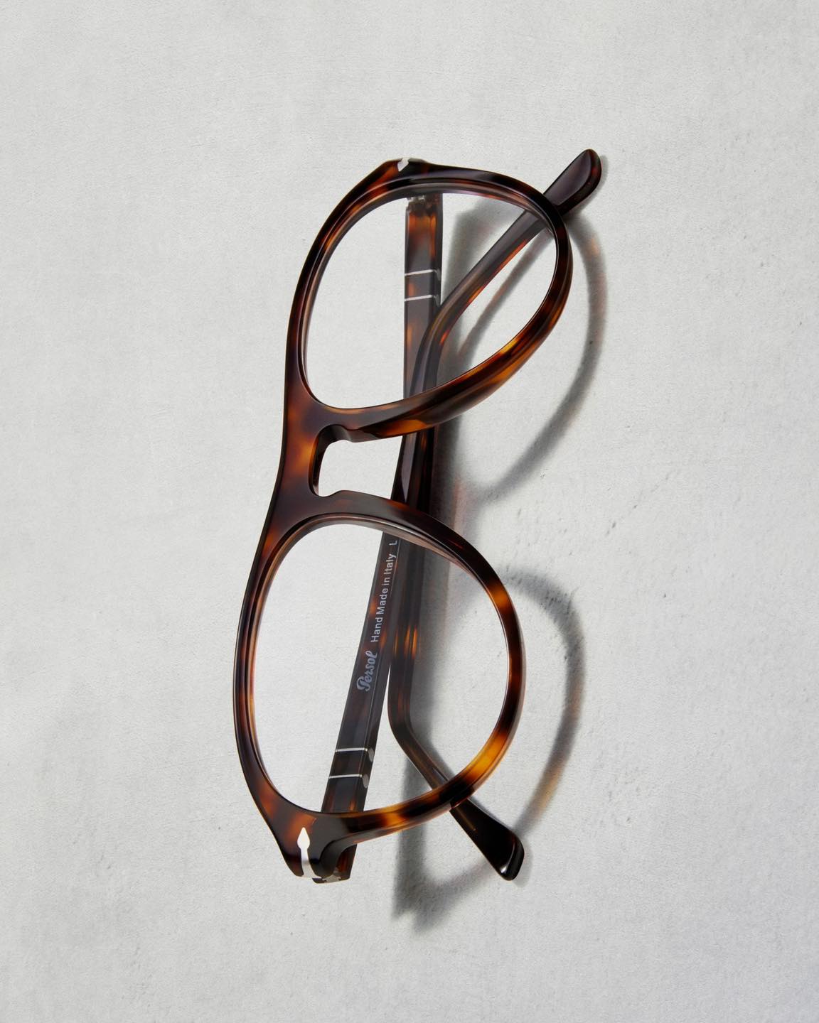 Persol Lynn redefines the classic pilot shape with elegance and the warmth of handcrafted design.
Pic via @persol
.
.
.
#persolsunglasses #persoleyewear #persolstevemcqueen #persolocchiali #otticabardellimilano #occhialidasole #occhialidasoleuomo #occhialidasoledonna #otticomilano #occhialiuomo #zeissvisionstoremilano #occhialivista #milano #persolocchialidasole #eyeweartrends #otticamilano #occhialidonna #eyewearfashion #occhialidasole😎 #occhialimoda #occhialisole #zeissvisionstore #occhialimilano #zeissvisioncenter #occhialidimoda #otticabardelli #occhialidavista