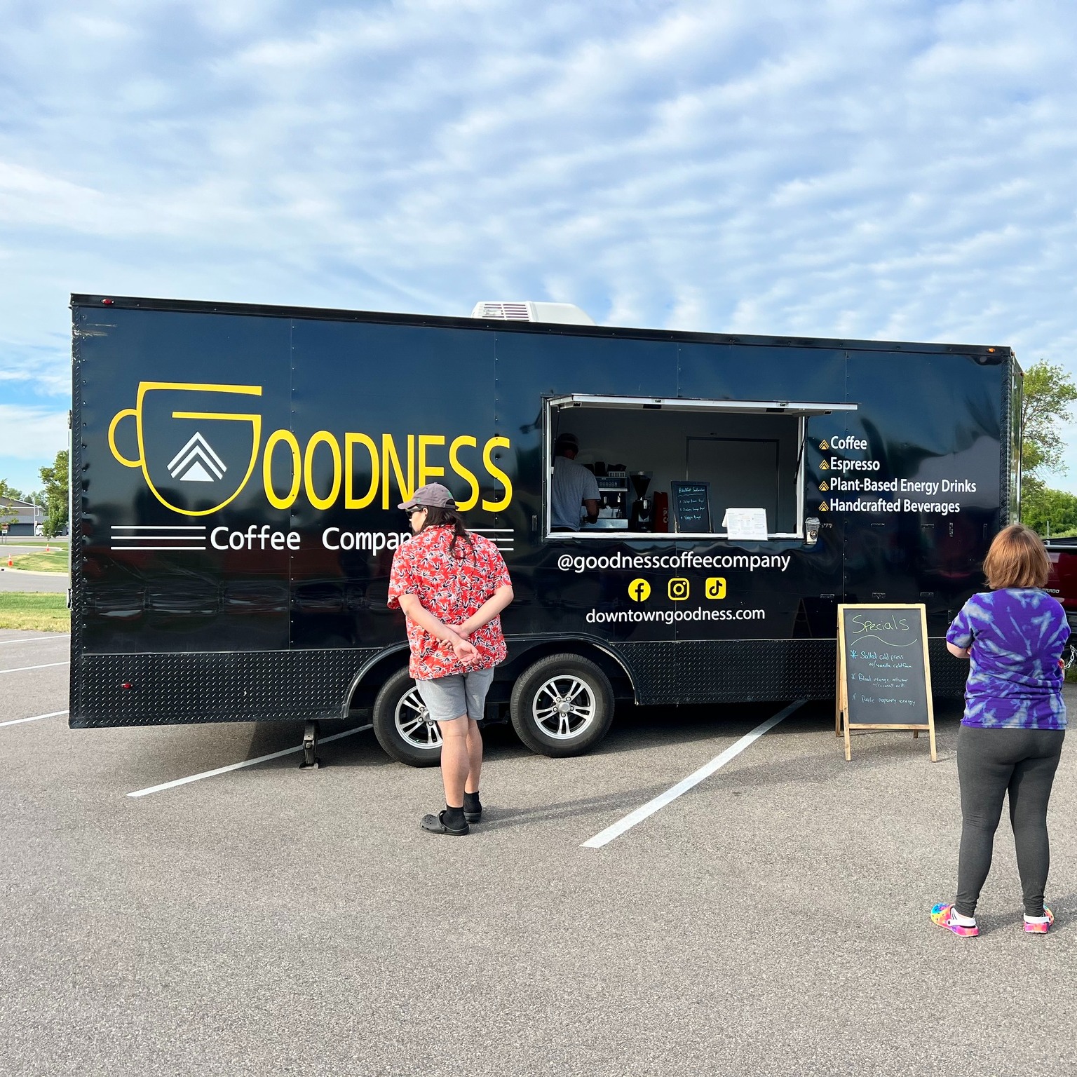 We are thrilled to have 🌸@goodnesscoffeecompany 🌸 back again this year! They will be serving up warm coffee and energy drinks along with some food options! Make sure to stop by their trailer for a treat ☕
#creekside #creeksidegreenhouses #creeksidegreenhousesmn