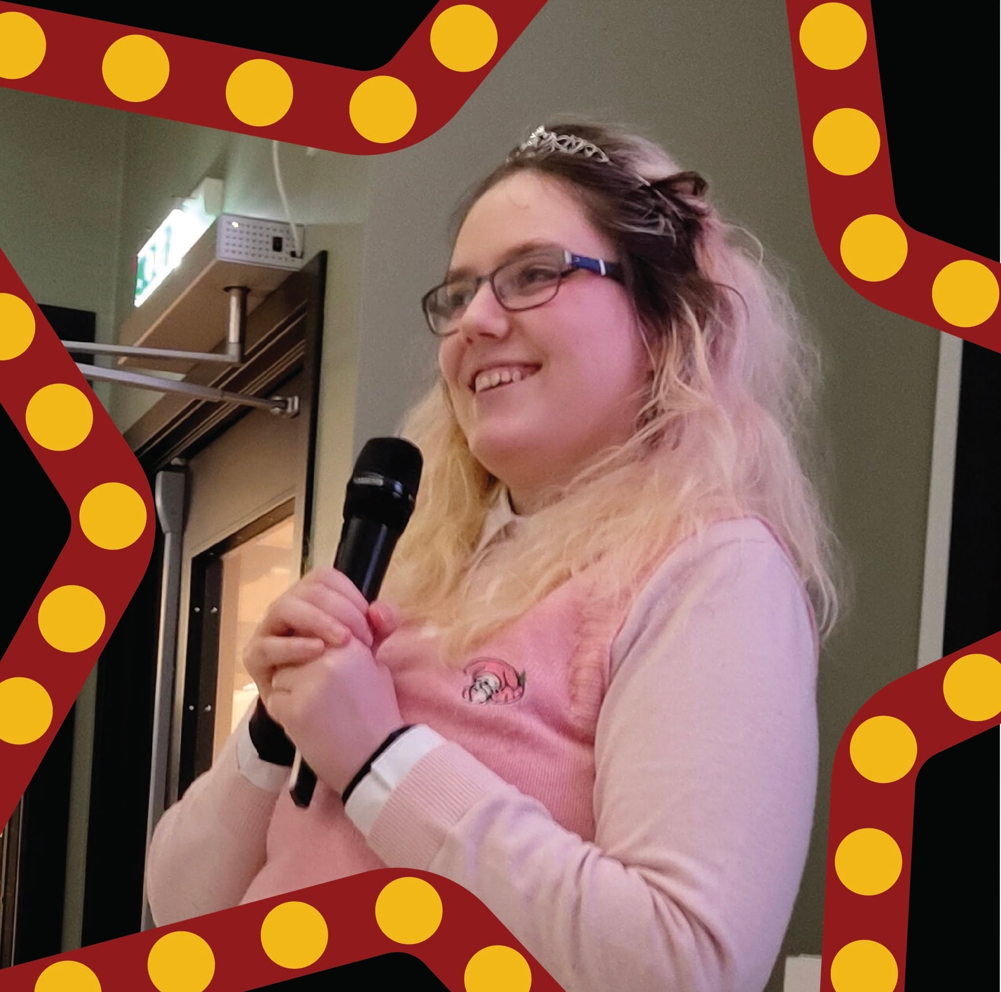 Har du noen gang tenkt at det å høre en suksesshistorie til noen som har møtt flere hindringer hadde vært inspirerende? Kom på søndag og møt Jenny, også kjent som @insaneoberry
Jenny har bachelor i animasjon og har drevet med spillutvikling siden 2020, og på denne tiden hatt 9 spill lanseringer. Gjennom hindringer som schizofreni og utallige sykehusinnleggelser har hun, med egne ord, møtt motstand med stahet og vil gjennom panelet “Lav HP og suksess” gi innsikt i strategier som har hjulpet henne å møte livets boss levels med lav HP.