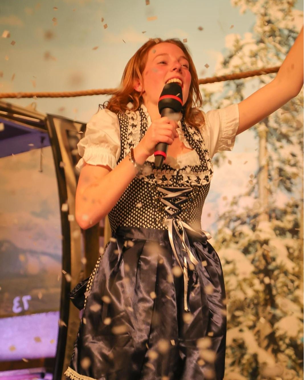 Lenn Jakobs: Wanroijs Music Weekend is echt serious business!
En zo mogen we ook Lenn Jakobs, dochter van Jeroen en Gitte, wonend aan de Schoolstraat in Wanroij interviewen. Lenn werkt als 20-jarige verpleegkundige in het Maasziekenhuis bij interne geneeskunde.
Lenn is altijd wel in voor een feestje, festival of concert. Zo was ze bij de Zwarte Cross, Streamers, Vrienden van Amstel en zelfs de wereldband Coldplay. Maar ook onze eigen gezellige Wanroijse kermis, wordt nooit overgeslagen.
Hoewel ze zelf nog niet zoveel podium-ervaring heeft, zullen de meeste mensen haar broer Jur beter kennen met zijn buuts (o.a. “Atje” voor de Sfeer) op de pronkzitting.
Lenns sportieve prestaties zijn te zien op zondag bij de dames van Constantia. Na elke wedstrijd, of ze nu gewonnen hebben of niet, wordt er in de kantine geproost met een lekker biertje.
Nietsvermoedend
Toen enkele maanden geleden Bert Lodewijks op bezoek kwam, dacht Lenn er geen seconde aan dat dat voor haar zou zijn. Op het moment dat ze wilde vertrekken vroeg Bert haar om nog even te blijven. Uit betrouwe bron had hij namelijk gehoord dat Lenn een aardig nootje kon zingen en meedoen aan het Wanroijs Music Weekend zou zomaar het begin van een hele nieuwe carrière kunnen zijn! Daar moest Lenn toch nog wel even over nadenken. Ze had 2 jaar geleden samen met moeder Gitte al op het podium gestaan tijdens de Après-ski-party, maar dit was toch wel wat anders. Haar ouders wisten van haar gezang, onder de douche en tijdens het koken, en wisten haar uiteindelijk over de streep te trekken.
Zangtalent van de melkboer?
Als klein kind heeft Lenn enkele jaren gezongen bij het kinderkoortje van (juf) Lian Strijbosch. Daar werd al opgemerkt dat ze een goede zangstem had. Bescheiden als ze is, zal ze dit nooit van zichzelf zeggen. Naast enkele jaren klarinet te hebben gespeeld maakt ze nu zelf geen muziek.
Wel zingt ze veel, kent ze songteksten snel uit haar hoofd en blèrt ze alles makkelijk mee, aldus papa Jeroen, die ook nog eens aangeeft dat ze het zangtalent vast van de melkboer heeft…
Lees het hele interview op www.facebook.com/muziekverenigingstjanwanroij.