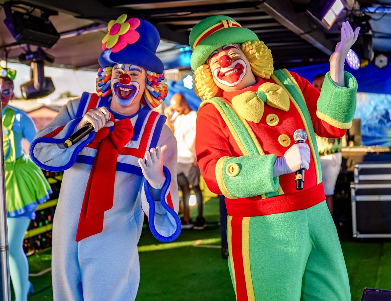 Passarela da Cultura: diversas atrações, bandas e shows animam o Carnaval em Porto Seguro
Uma multidão tomou conta da Passarela da Cultura, além de diversos lugares em Arraial d'Ajuda, Trancoso e Caraíva. A energia desse Carnaval no litoral sul da Bahia estava nas alturas, embalada por diversas atrações que fizeram o público cantar grandes sucessos do Axé Music que, neste ano, completa 40 anos! A cada apresentação, os foliões vibravam e mantinham a animação, criando um ambiente de pura alegria e celebração.
Vários cantores e bandas agitaram os foliões com muita irreverência e um repertório super eclético.
A festa foi completa no carnaval em Porto Seguro: uma programação vibrante em Arraial d’Ajuda e Trancoso, com atrações para todos os gostos e idades. A folia tomou conta da cidade com ritmos que vão do axé a pagode, garantindo que ninguém ficasse parado.
Em seguida, Saan Vagner manteve a conexão com o público, animando os foliões com sua performance vibrante.
Com programação diversificada, a festa respeita a essência democrática do Carnaval: alegria para todos! Seja na Passarela da Cultura, nos paraísos de Arraial d’Ajuda ou Trancoso, este domingo certamente marcou a memória dos foliões como uma noite de pura diversão.
Blocos tradicionais tomaram conta das ruas, avenidas, bairros e distritos com muita cor, alegria e música. Samba, marchinhas e, claro, muito axé embalam os desfiles, que seguem até o dia 8 de março, encerrando com chave de ouro.
Porto Seguro, consolidado como um dos destinos turísticos mais procurados do Brasil, registra um crescimento contínuo no número de visitantes ano após ano. o impulsionaram a ocupação hoteleira e o tempo médio de permanência dos visitantes.
Fotos divulgação
LEIA MAIS EM www.arraialdajudabahia.com.br
#portoseguro #bahia #arraialdajuda #caraiva #trancoso #suldabahia #bahia #arraialdajuda_bahia #carnaporto #carnaval #axemoi