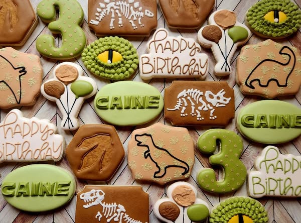 🌸NEW VENDOR ALERT🌸 We are excited to have Sweet Sage at the Maker's Market this year! Baylee creates yummy goodness in her sugar cookies with Royal Icing, gourmet cookies, cookie cakes, cake push pops and cake pucks. She even has some gluten free treats. Bring your sweet tooth over to her booth and check it out!
#creekside #creeksidegreenhouses #creeksidegreenhousesmn