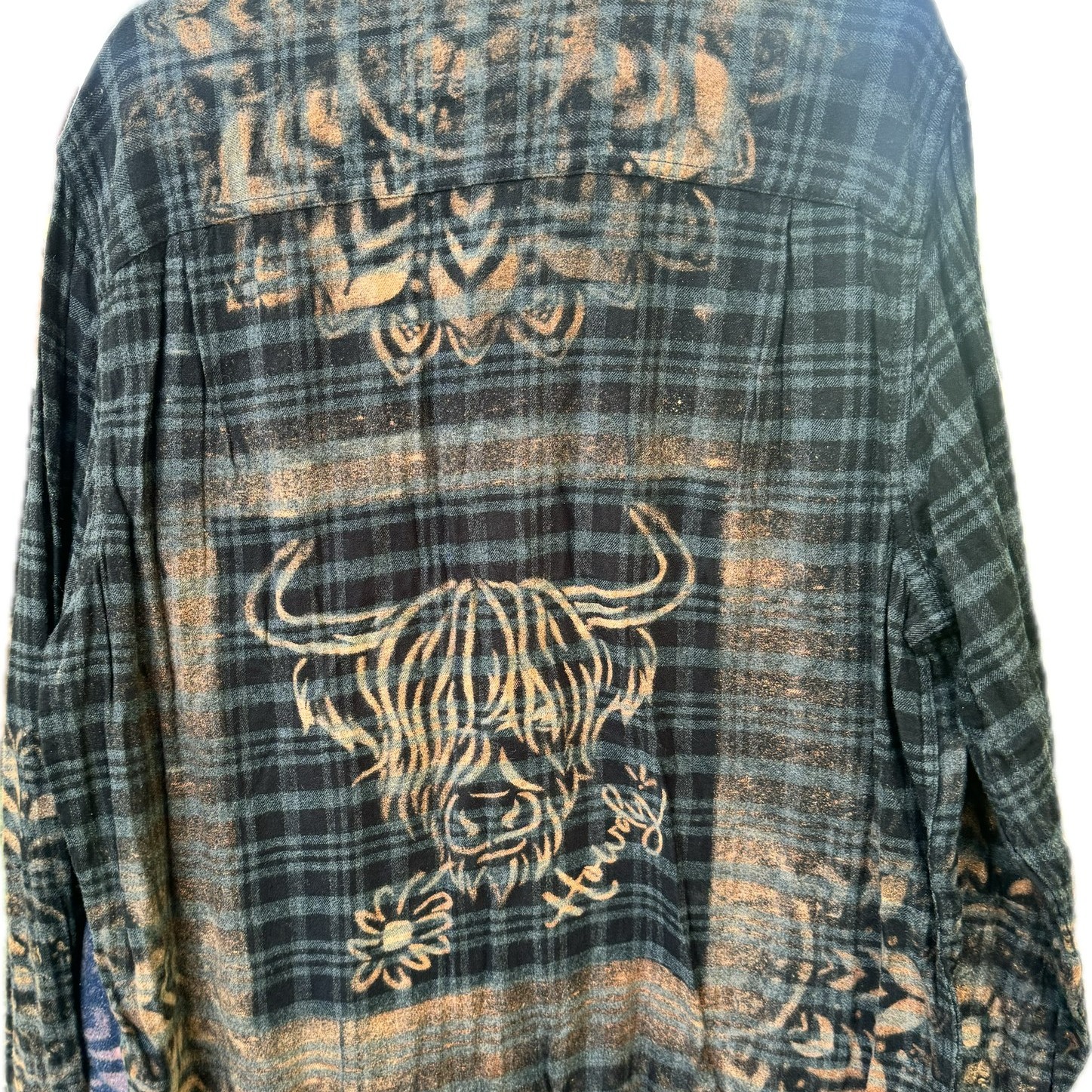 We are happy to have 🌸Miner's Countryside Charm🌸 back at the Market again this year! MaQuelah creates upcycled bleach-designed flannels in both youth and adult sizes. She also designs wooden signs, beaded bracelets and necklaces. Make sure to stop by her booth and check it out!
#creekside #creeksidegreenhouses #creeksidegreenhousesmn